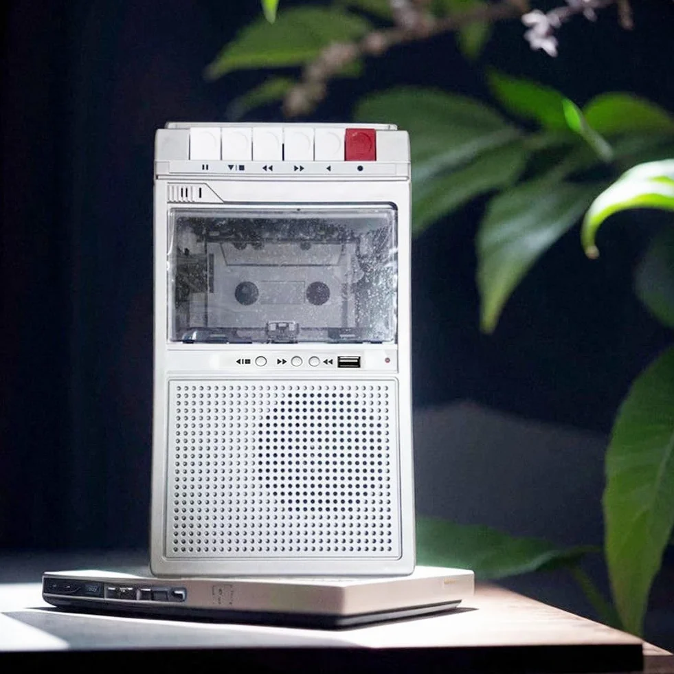 Retro Magnetofon i Odtwarzacz Kasetowy Obsługuje Wewnętrzne i Zewnętrzne Nagrywanie Oraz Transkrypcję USB