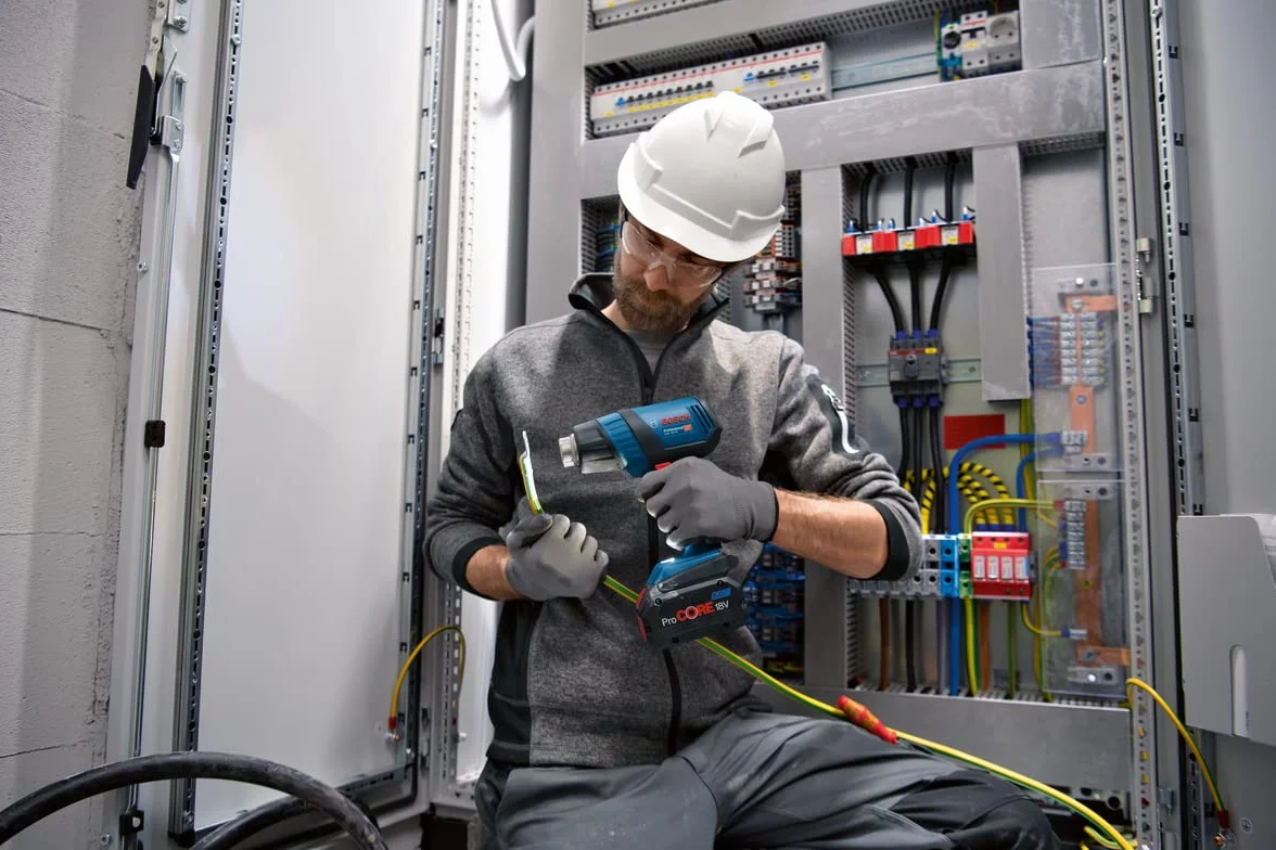 Bosch Professional system 18V: akumulatorowa opalarka GHG 18V-50 (dysza redukcyjna, dysza reflektorowa, walizka L-BOXX)