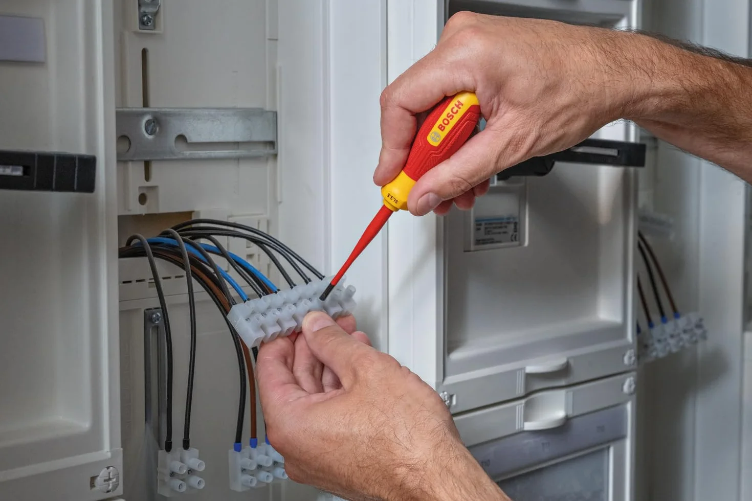 Bosch Professional: mieszany zestaw wkrętaków VDE (z jednobiegunowym próbnikiem fazowym – 14 szt., walizka L-BOXX)