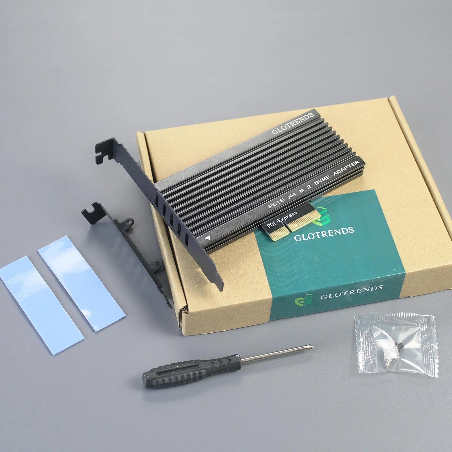 GLOTRENDS PA15 Adapter M.2 NVMe do PCIe 4.0 X4 dla dysków SSD M.2 NVMe, bardzo duży aluminiowy radiator, zwykły i niskoprofilowy wspornik (czarny)