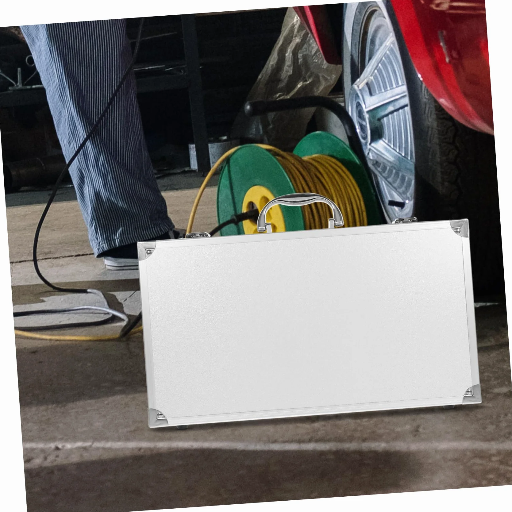 Aluminiowa twarda walizka na narzędzia z przenośnym wyświetlaczem podróżny pojemnik na makijaż dla mężczyzn, teczka i przechowywanie sprzętu technika.