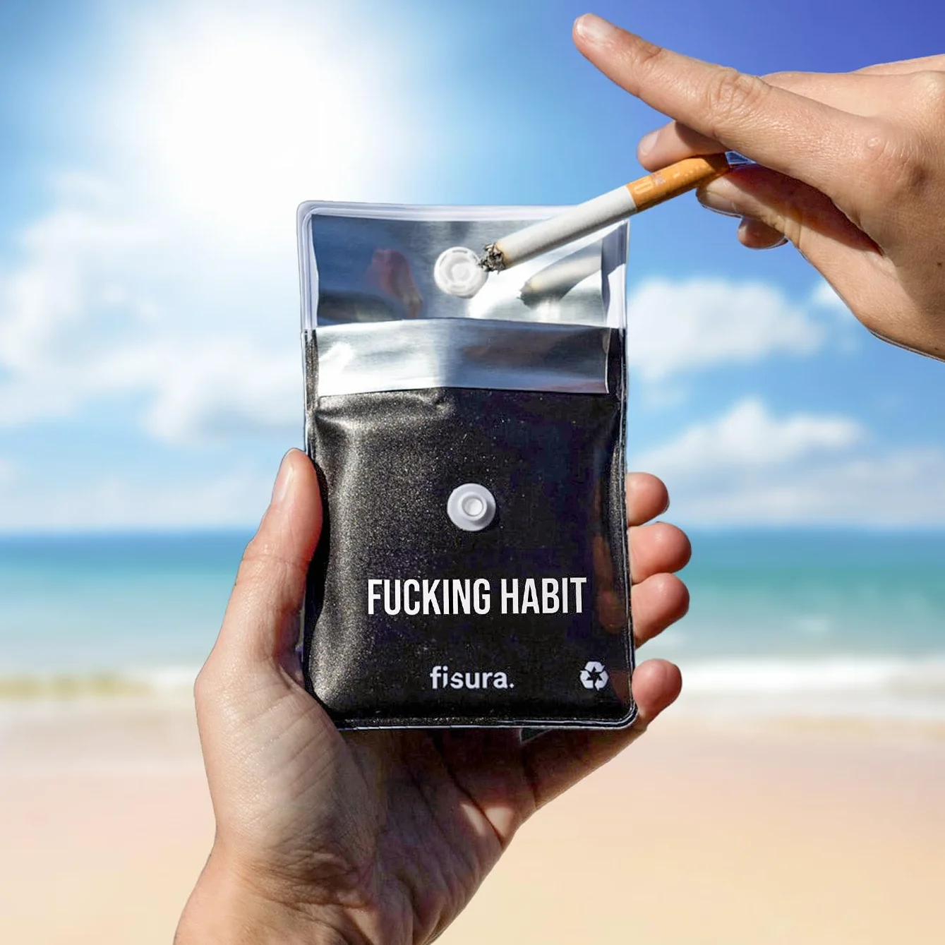 Fisura – Kieszonkowa popielniczka "f*cking habit”. Przenośny woreczek na popiół do samochodu, na zewnątrz i podróże. Wielokrotnego użytku. Wymiary 8 x 8 cm.