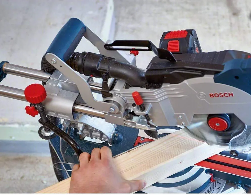 Bosch Professional system 18V: akumulatorowa ukośnica do paneli BITURBO GCM 18V-216 (średnica tarczy pilarskiej 216 mm, podkładka, worek na pył)