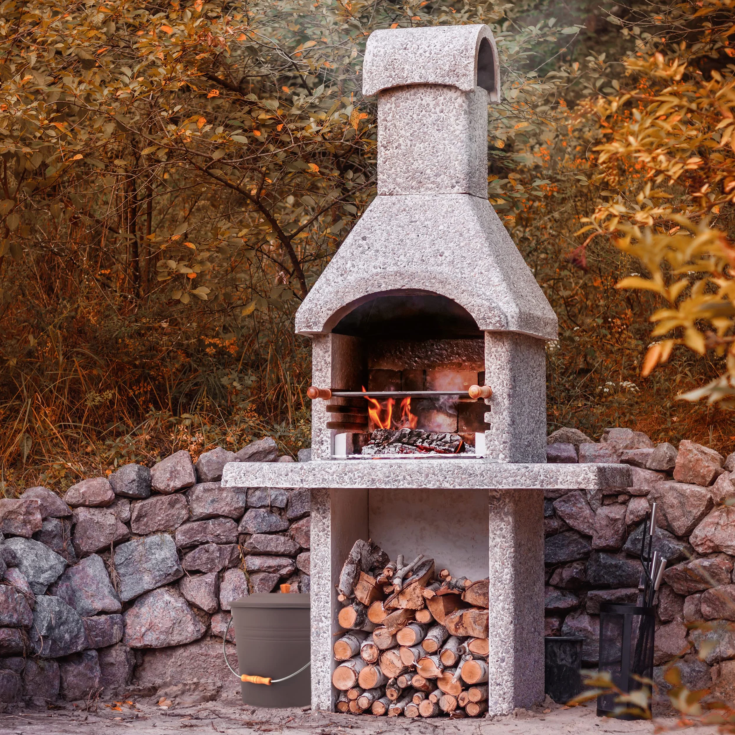 Relaxdays Kosz na popiół z pokrywką, 12 litrów, wiadro kominkowe, stal i drewno, pojemnik na popiół z uchwytem, kominek, piec i grill, szary