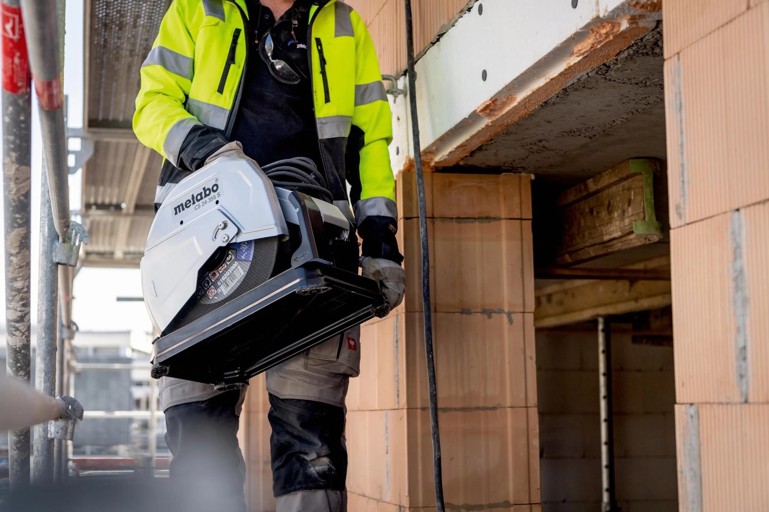 Metabo przecinarka do metalu CS 22-355 – 601786000 – Do cięcia profili, rur i prętów ze stali, metali nieżelaznych, żelaza i odlewów – Długość kabla 4 m