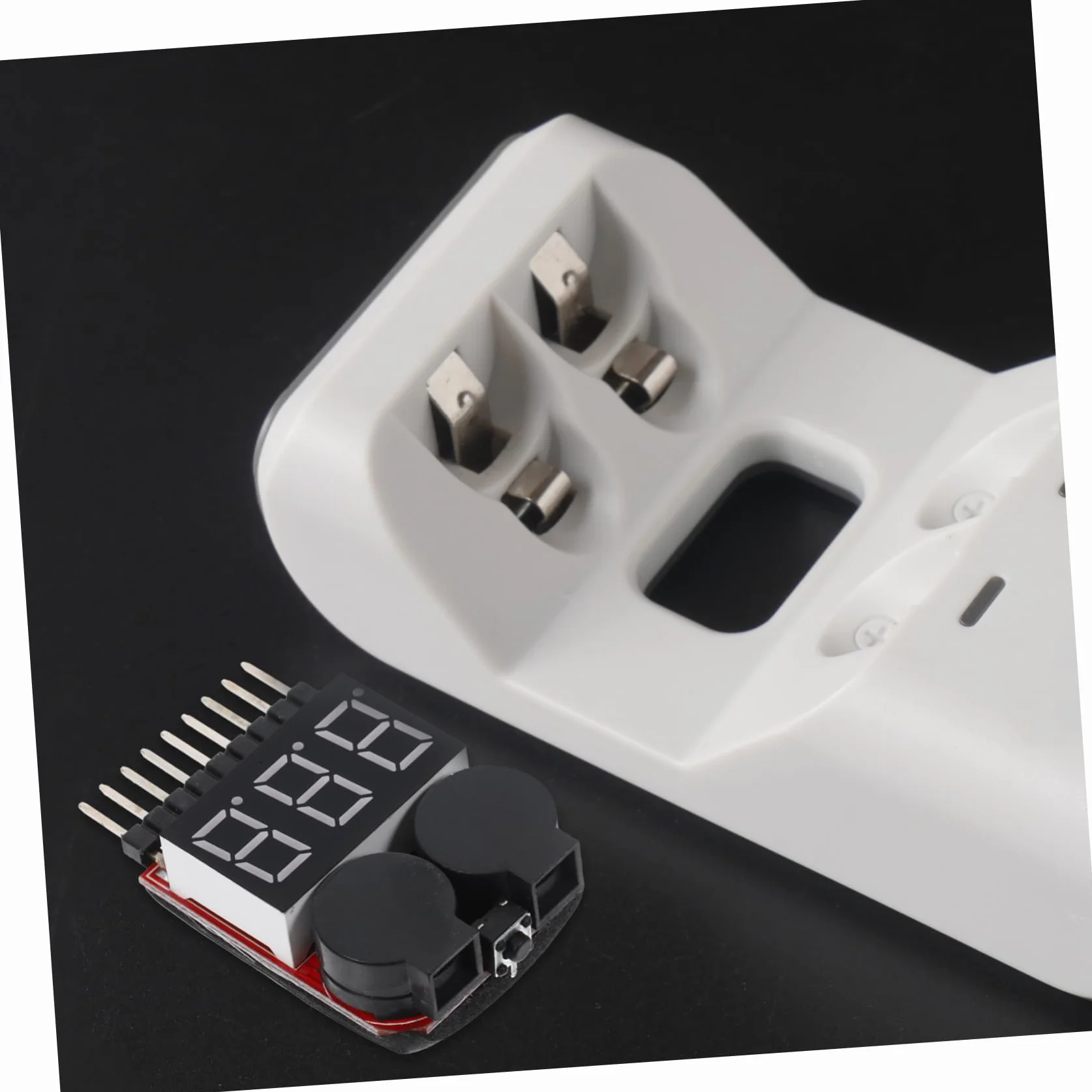 Lipo Tester Niskiego Napięcia z Alarmem Led Monitor Napięcia Akumulatorów Kompaktowy Tester Łatwy Użyciu Zapis Ustawień Ochrona Przed Przeładowaniem i Zbyt Niskim Napięciem