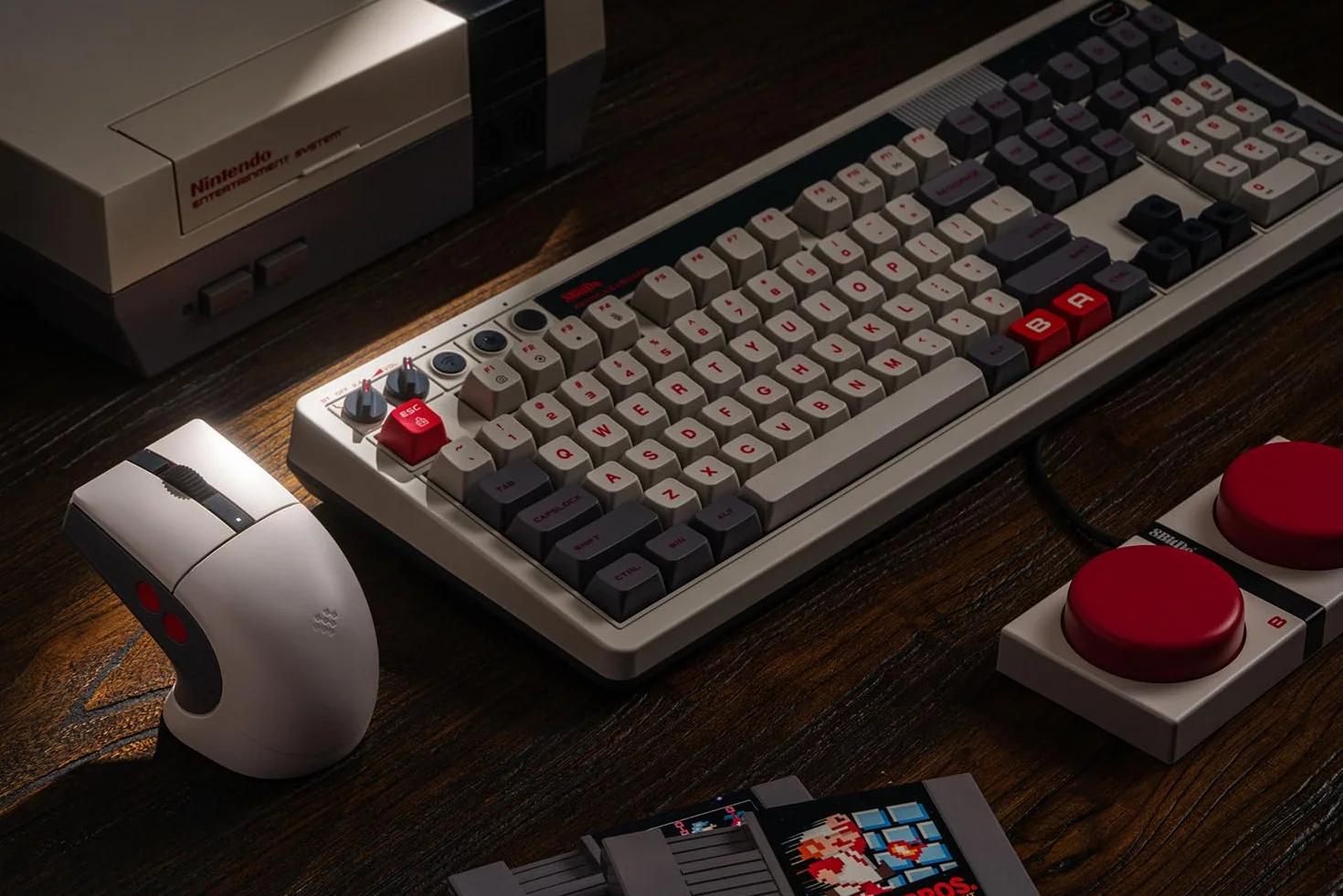 8BitDo Mysz retro R8 ze stacją ładującą, czujnikiem optycznym PAW 3395 DPI 26 000, bezprzewodowa mysz z częstotliwością odpytywania 4K, programowalnymi przyciskami i mikroprzełącznikami Kailh Sword GM