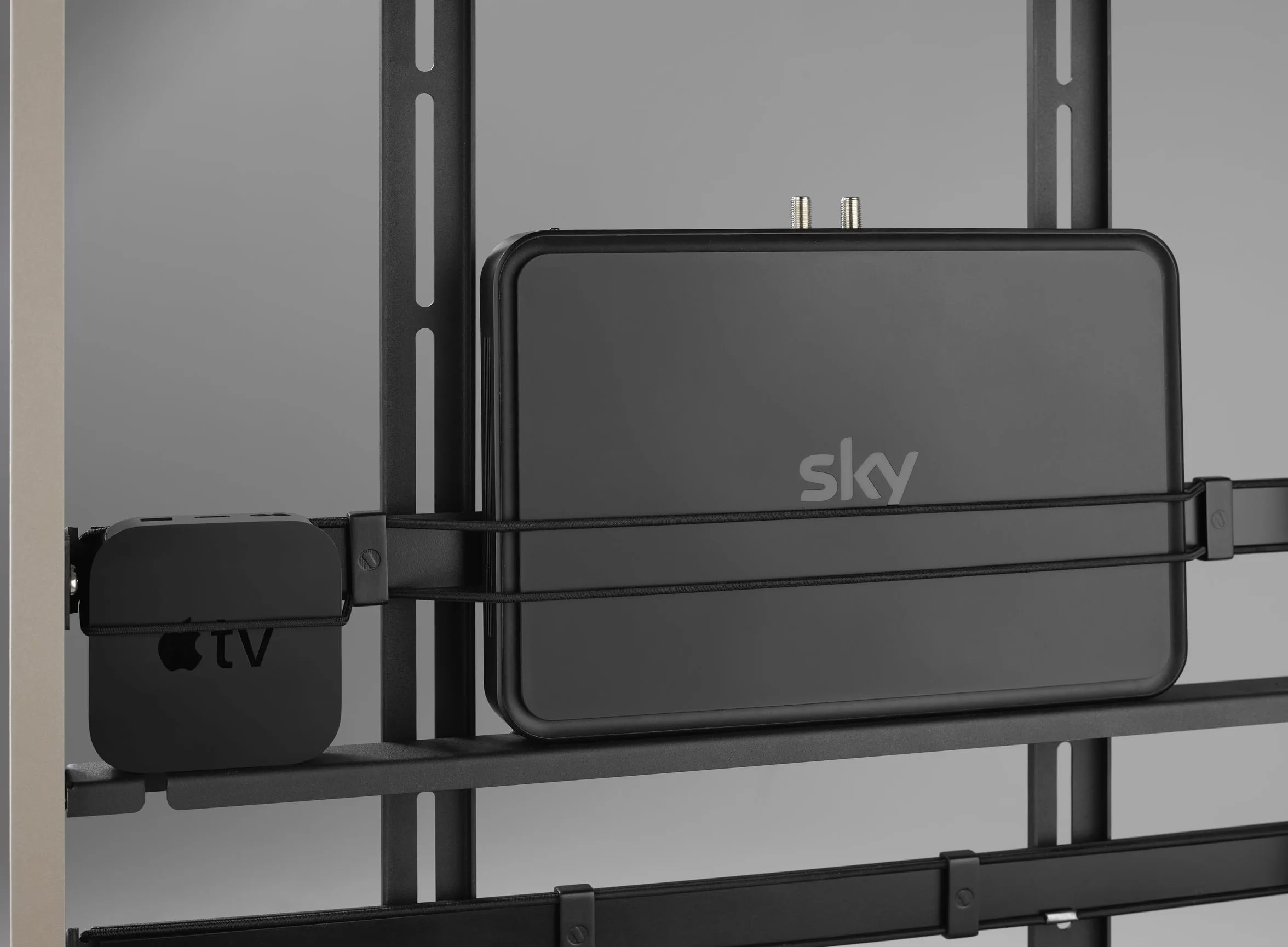 One For All WM7481 Uniwersalny stojak pod telewizor Falcon Flat Vesa 400 x 400 Szary, Orzech