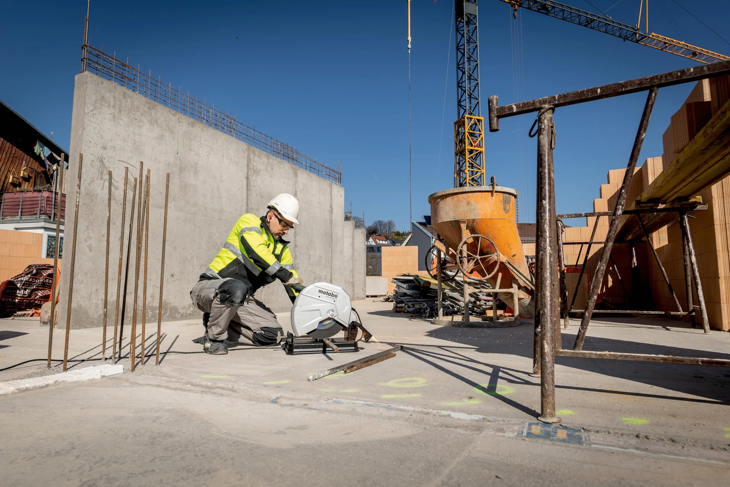 Metabo przecinarka do metalu CS 22-355 – 601786000 – Do cięcia profili, rur i prętów ze stali, metali nieżelaznych, żelaza i odlewów – Długość kabla 4 m