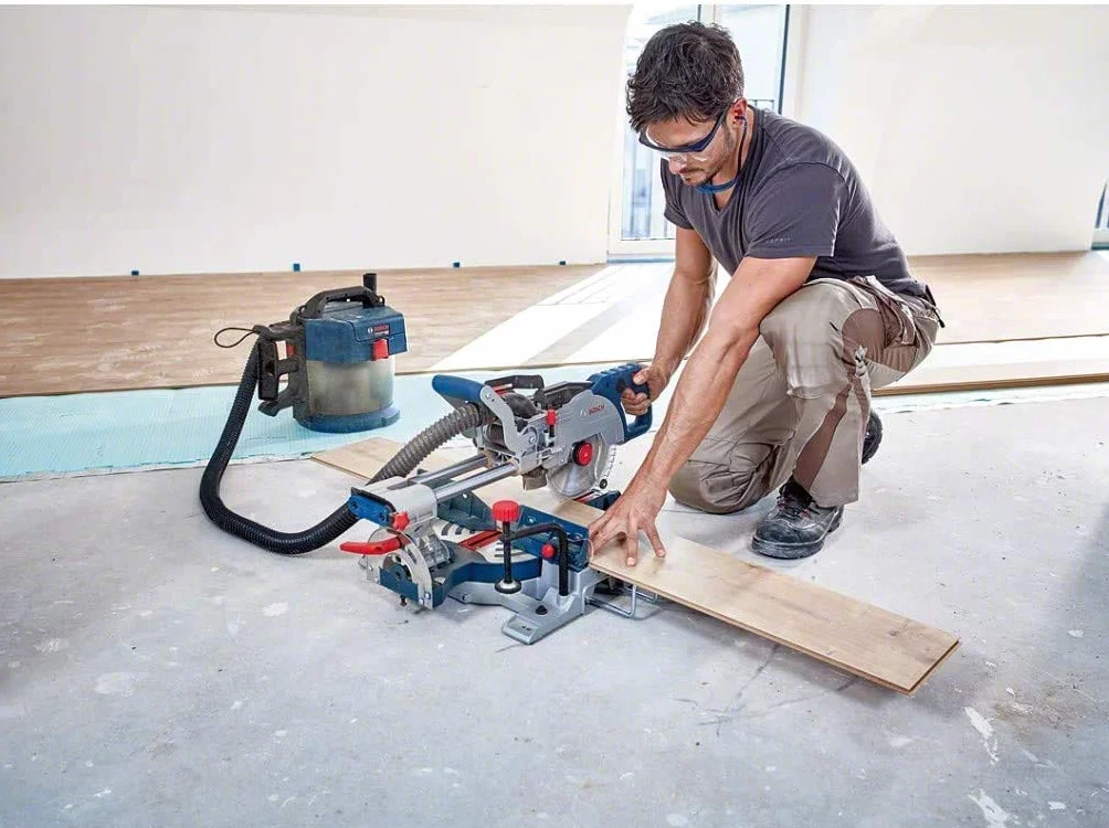 Bosch Professional system 18V: akumulatorowa ukośnica do paneli BITURBO GCM 18V-216 (średnica tarczy pilarskiej 216 mm, podkładka, worek na pył)