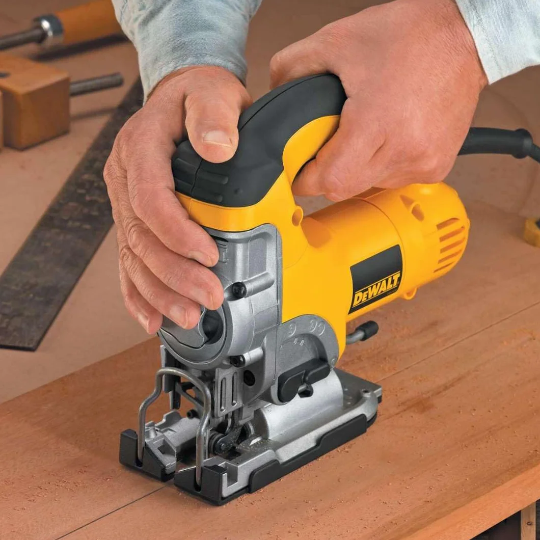 Dewalt DW331K-QS - Wyrzynarka 701w elektroniczna z zamkniętą pięścią + teczka