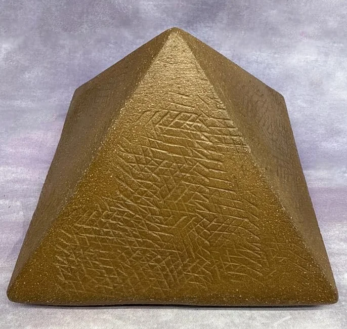 Ceramiczna egipska piramida energetyczna. Przedmiot ochrony elektromagnetycznej. Więcej niż tylko akcesorium do dekoracji domu. Równowaga energetyczna (Agate)