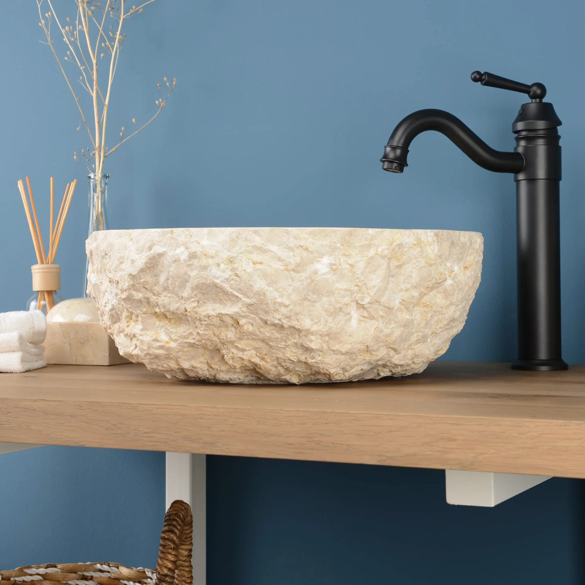Umywalka marmurowa kremowa okrągła 40 cm — unikat kamienna umywalka nablatowa polerowana na zewnątrz młotkowana do łazienki – kamień naturalny umywalka do WC dla gości