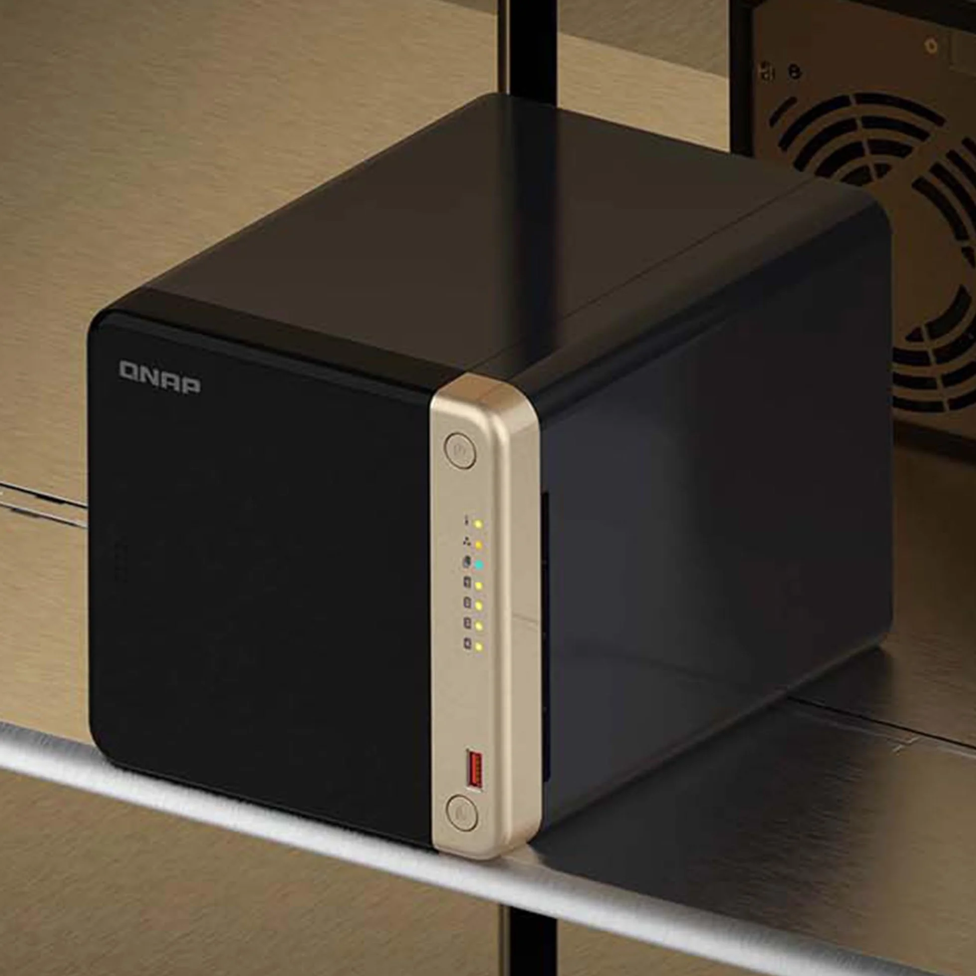 QNAP TS-464-8G-US 4-kieszeniowy wysokowydajny komputer NAS z czterordzeniowym procesorem Intel Celeron, gniazda PCIe M.2 i podwójne 2,5 GbE (2,5 G/1G/100 m) łączność sieciowa (bezdyskowa)