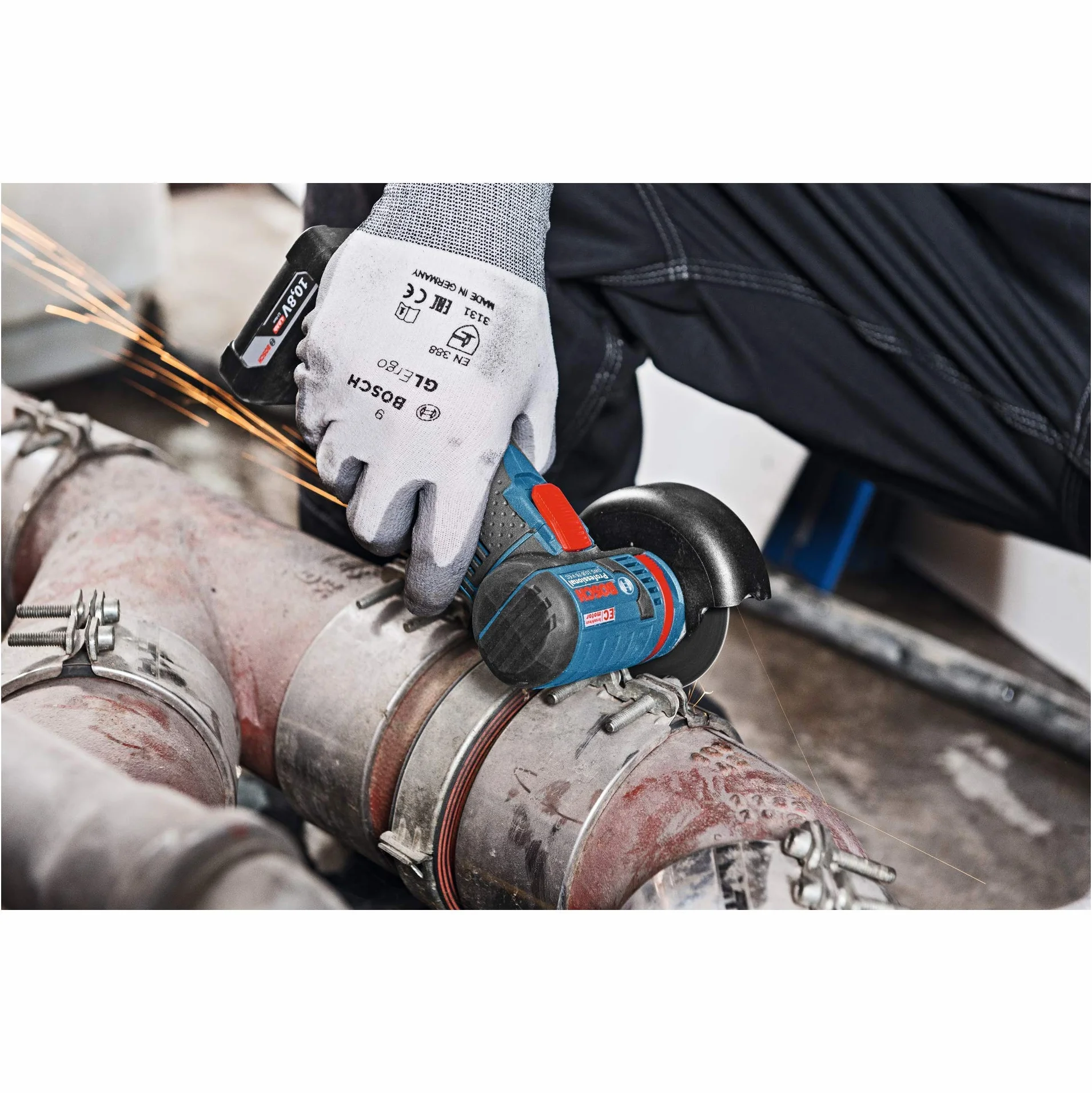 Bosch Professional system 12V: akumulatorowa szlifierka kątowa GWS 12V-76 (3 tarcze tnące, Ø tarczy: 76 mm, walizka L-BOXX)