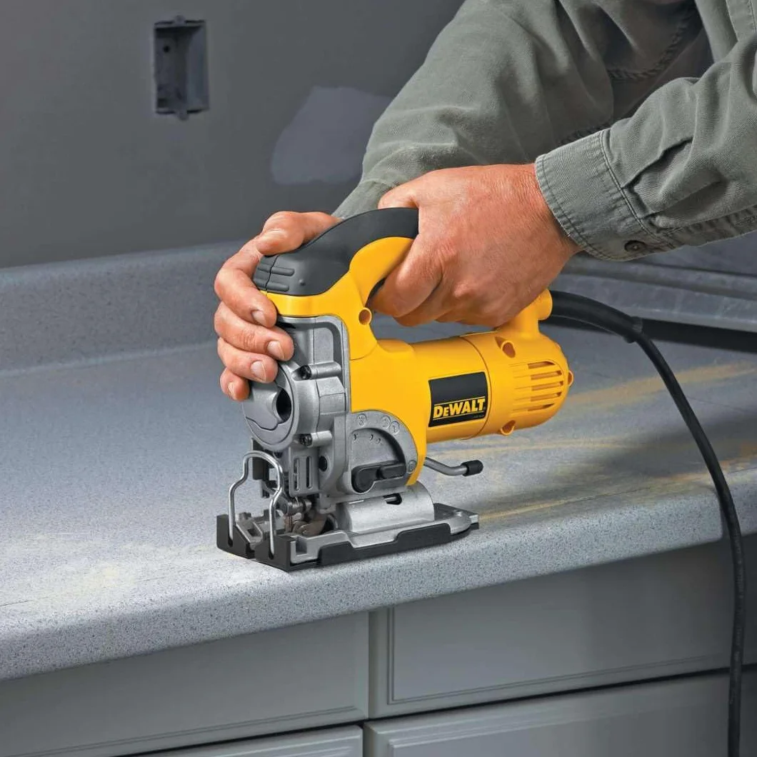 Dewalt DW331K-QS - Wyrzynarka 701w elektroniczna z zamkniętą pięścią + teczka