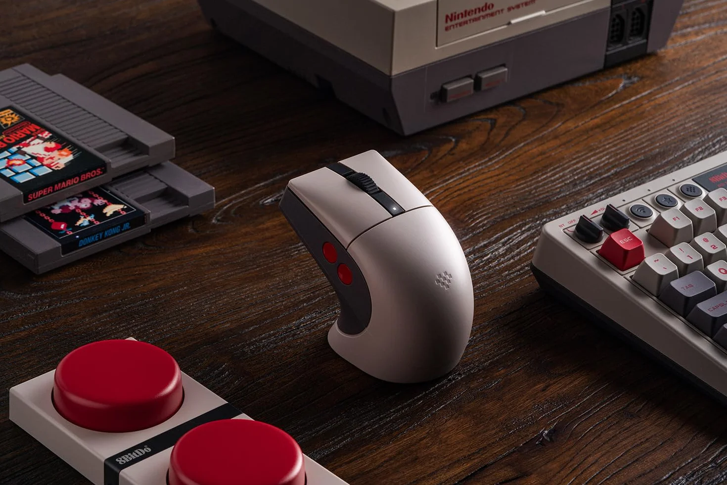 8BitDo Mysz retro R8 ze stacją ładującą, czujnikiem optycznym PAW 3395 DPI 26 000, bezprzewodowa mysz z częstotliwością odpytywania 4K, programowalnymi przyciskami i mikroprzełącznikami Kailh Sword GM