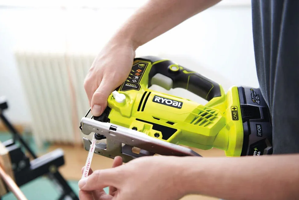 Ryobi Wyrzynarka akumulatorowa 18V, R18JS-0, cięcię pod kątem 0-45°, regulacja prędkości, maks. zdolność cięcia 101 mm w drewnie, 10 mm w aluminium, 6 mm w stali, uchwyt brzeszczotu typy T, dioda LED