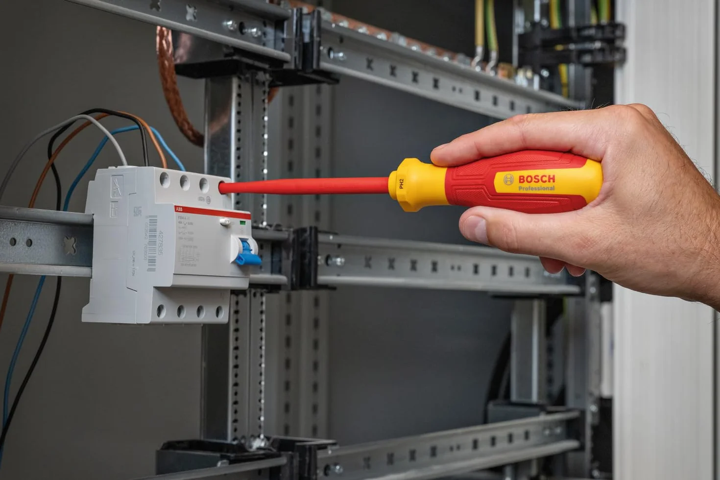 Bosch Professional: mieszany zestaw wkrętaków VDE (z jednobiegunowym próbnikiem fazowym – 14 szt., walizka L-BOXX)