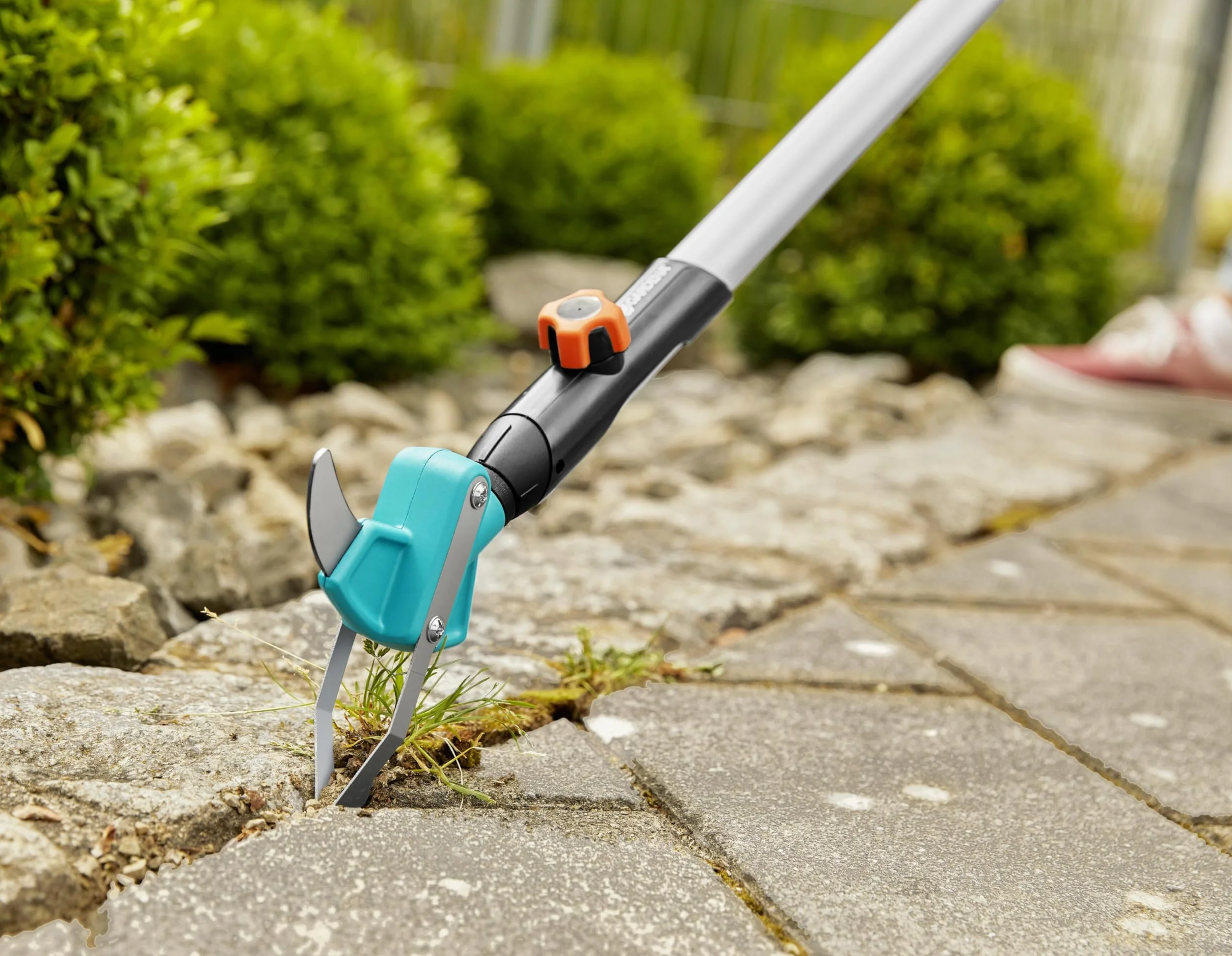 Gardena combisystem - 2 w 1 - skrobak do szczelin: Skrobak do usuwania chwastów i mchu, z uchwytem ze stali szlachetnej do bardzo szerokich spoin, do wszystkich trzonków cs (03607-20)