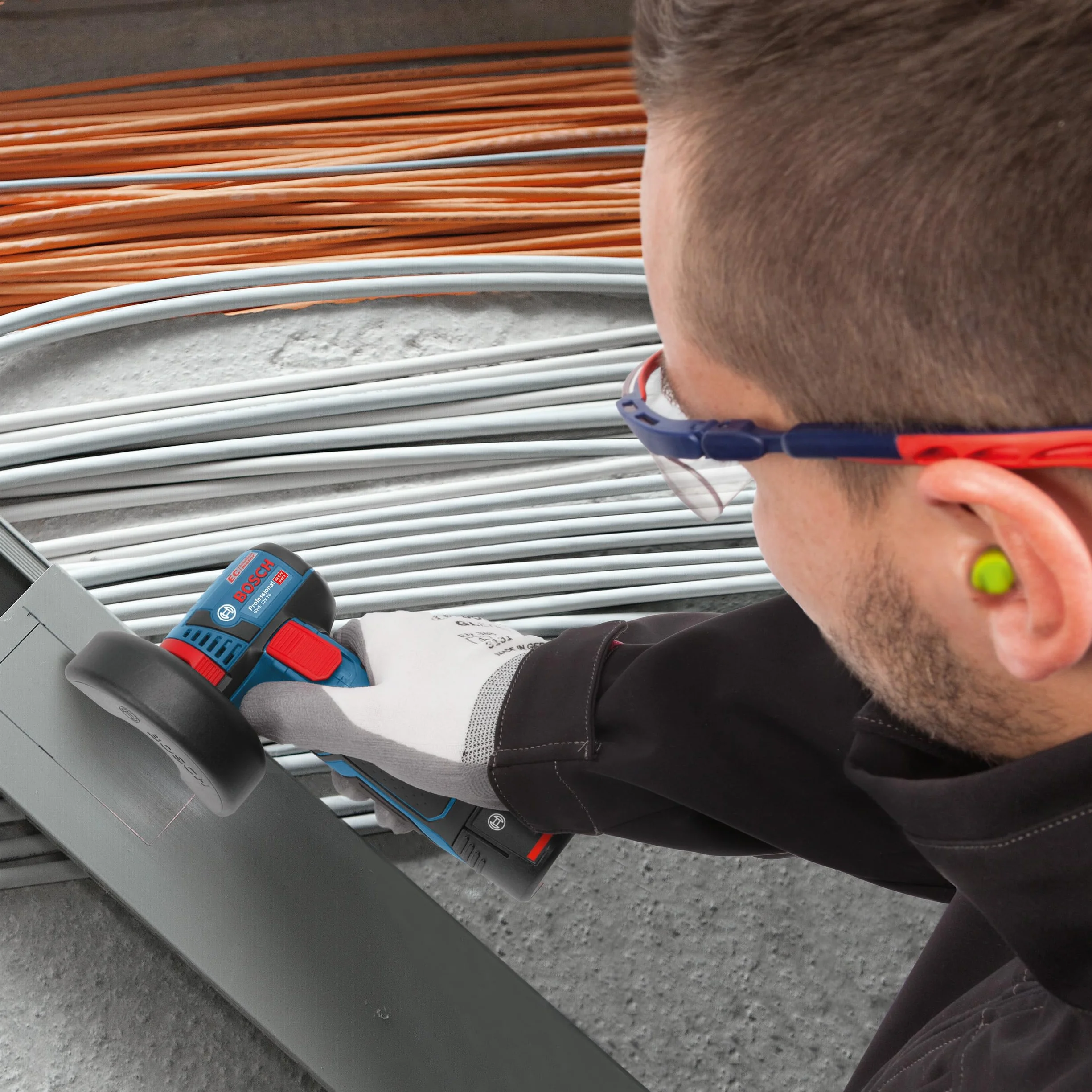 Bosch Professional system 12V: akumulatorowa szlifierka kątowa GWS 12V-76 (3 tarcze tnące, Ø tarczy: 76 mm, walizka L-BOXX)