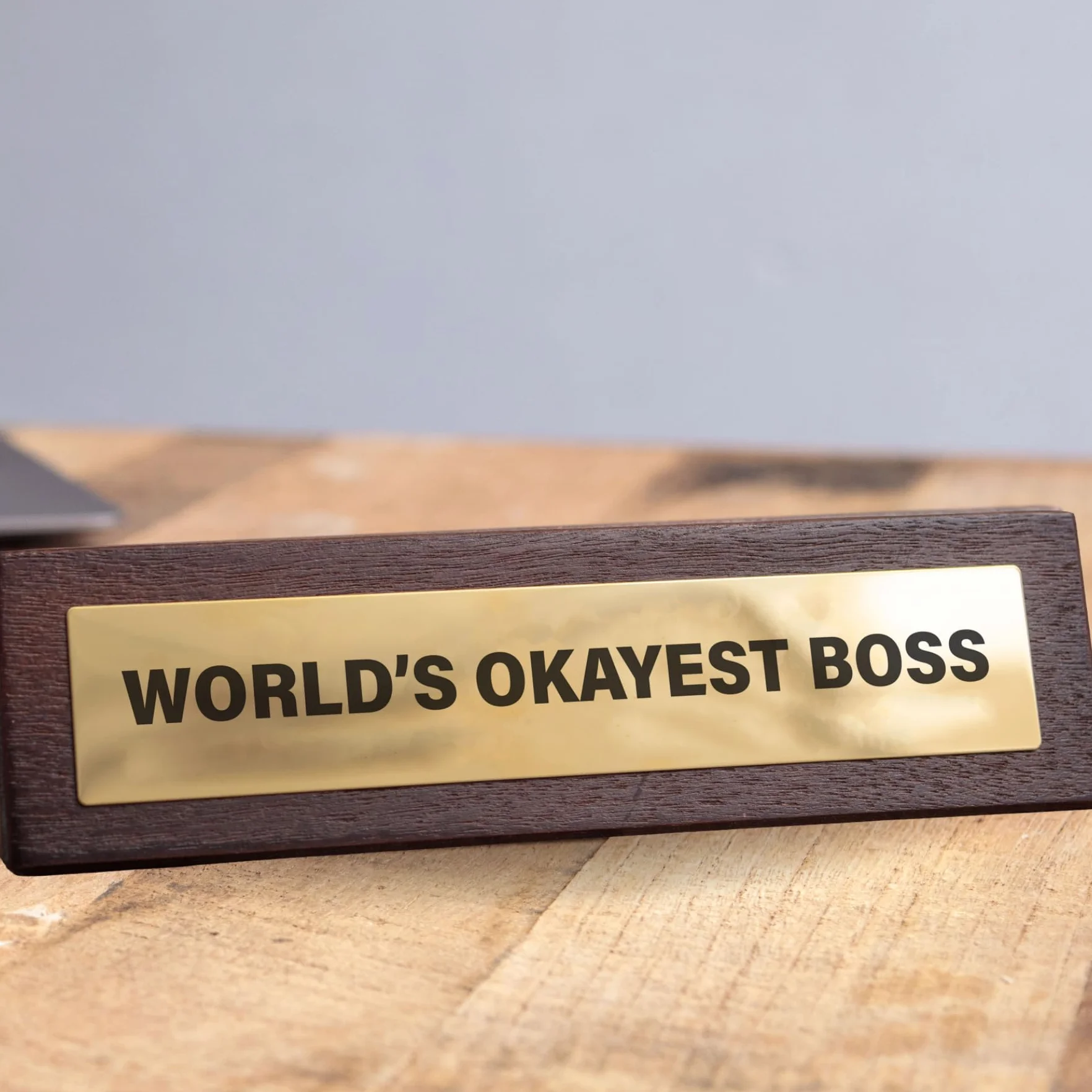 Boxer Gifts 'World's Okayest Boss Joke Desk Sign – Zabawny prezent menedżera dla tajemniczego Mikołaja – nowość artykuły biurowe