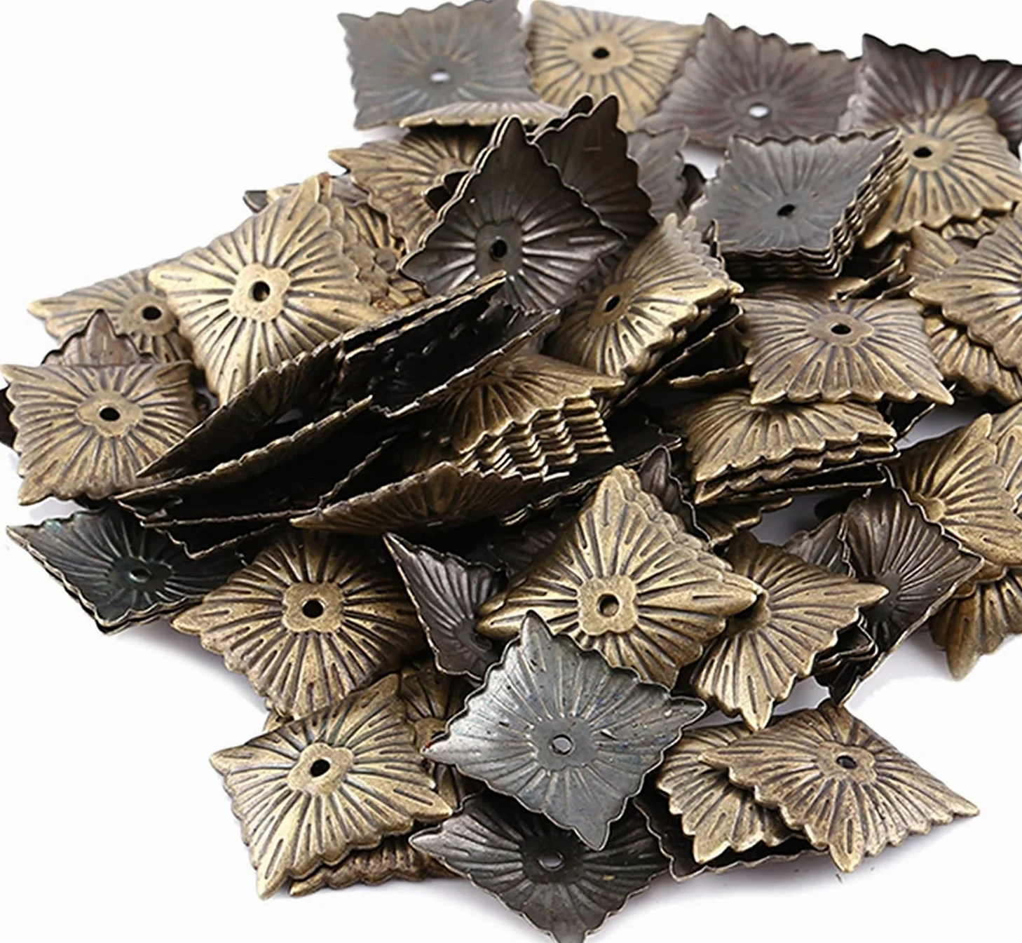 Gwoździe tapicerskie do mebli, 100 szt. Vintage tapicerka, gwoździe, śruby i zapięcia Gwoździe Brązowe metalowe etykiety Dekoracyjne szpilki do mebli, sofy, butów, drzwi(21 * 21mm)