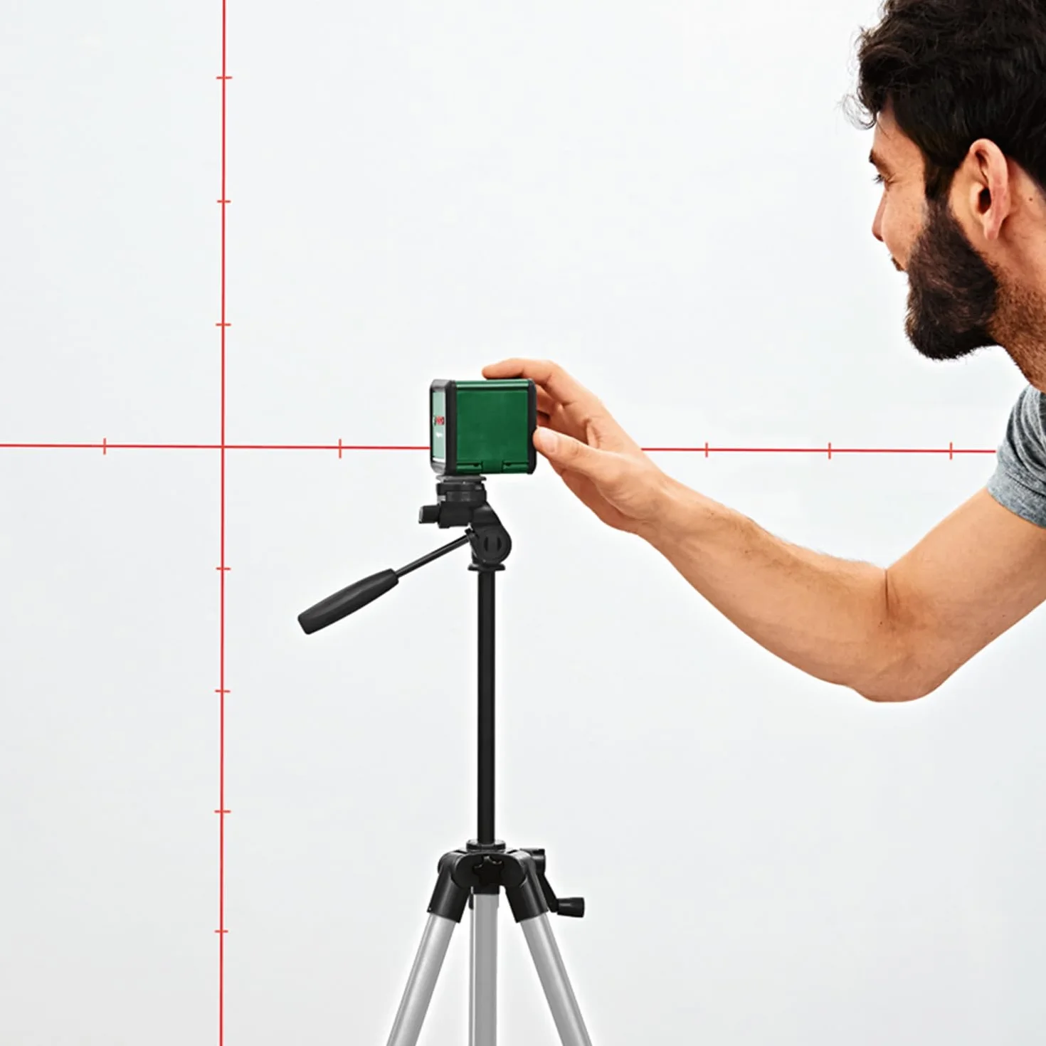 Bosch Laser krzyżowy Quigo Plus ze statywem (łatwe wyrównywanie elementów przy równych i zmiennych odległościach dzięki znacznikom na linii laserowej, opakowanie kartonowe)