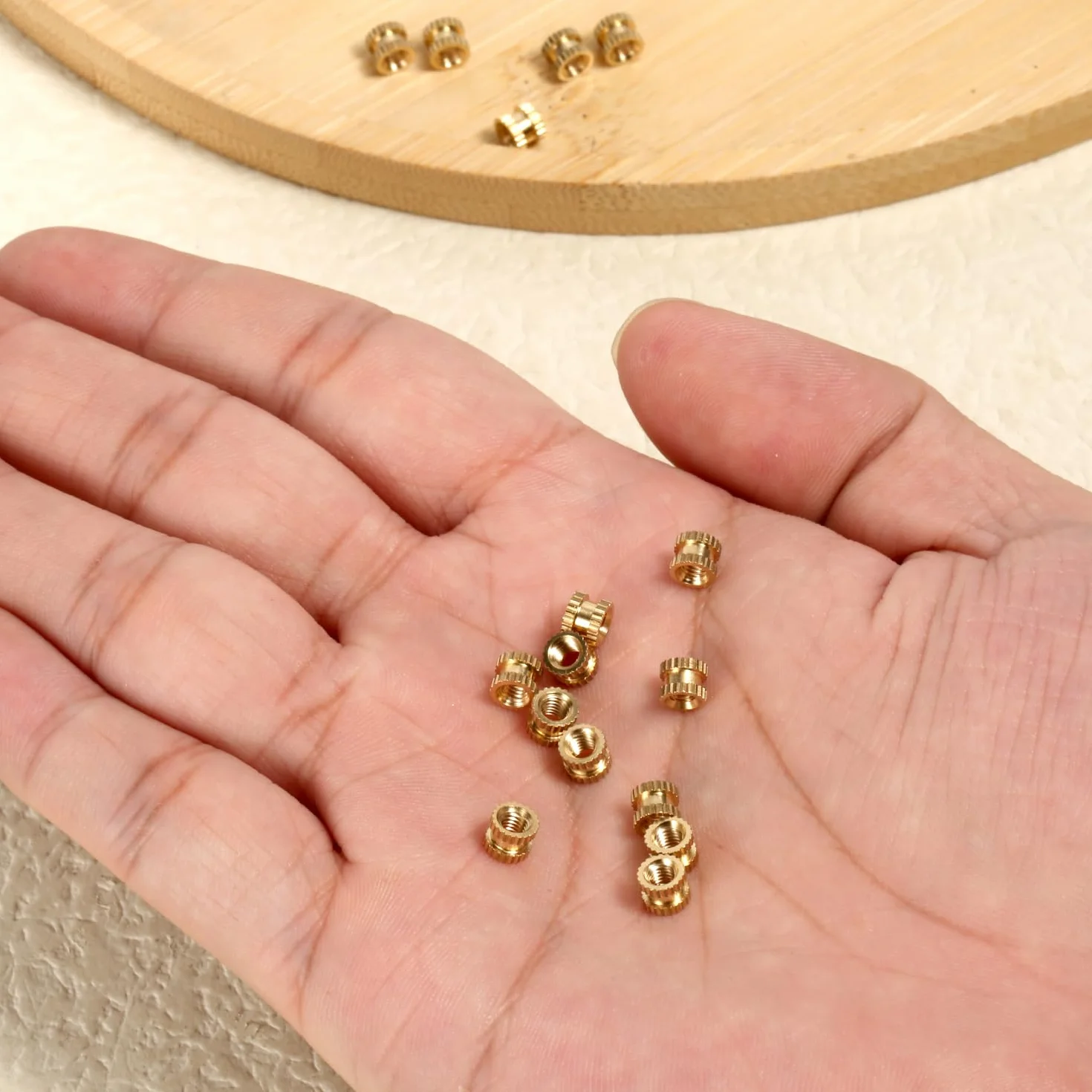 120szt Wkladka Gwintowana do Druku 3D, M3x4x5mm M3 Radelkowane Nakretki Mosiezne Gwint Wewnetrzny Nakretka do Osadzania na Goraco do Czesci Drukarki 3D Plastikowa Obudowa