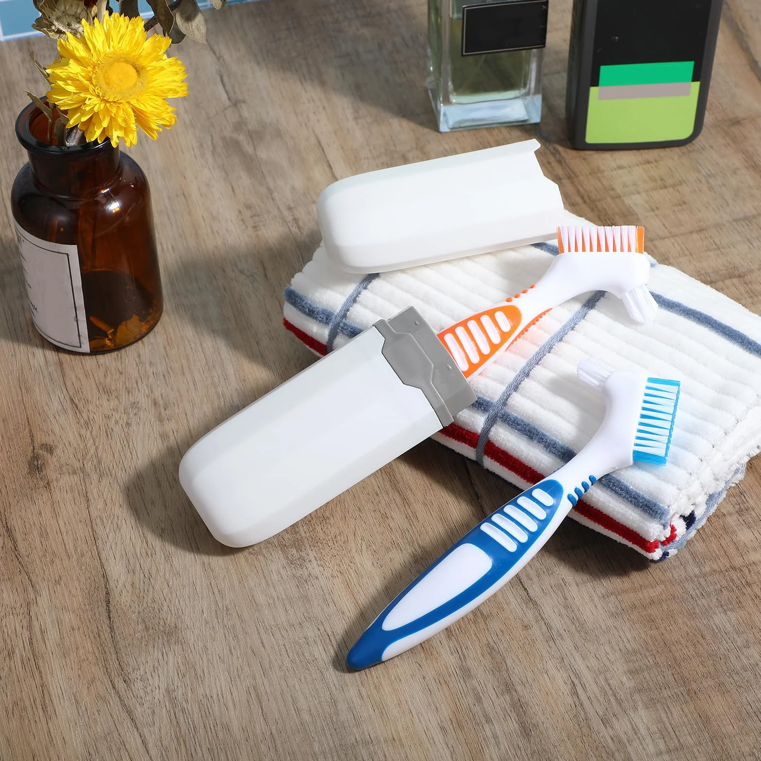 YUXIANLB Zestaw 2 szczotek do czyszczenia protez, szczoteczki do zębów, szczoteczka do czyszczenia protez z białym futerałem, wielowarstwowe włosie i ergonomiczny gumowy uchwyt do czyszczenia protez
