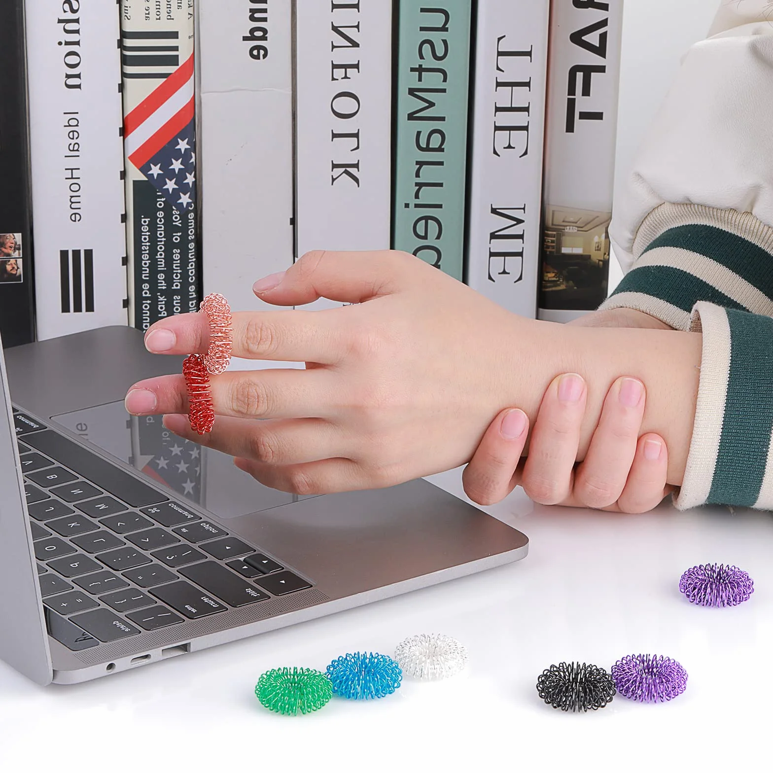 8 sztuk pierścieni do akupresury - kolczaste sensoryczne pierścienie na palce, pierścienie do akupunktury Fidget do cichego zmniejszania stresu i masażera, poprawiają krążenie krwi