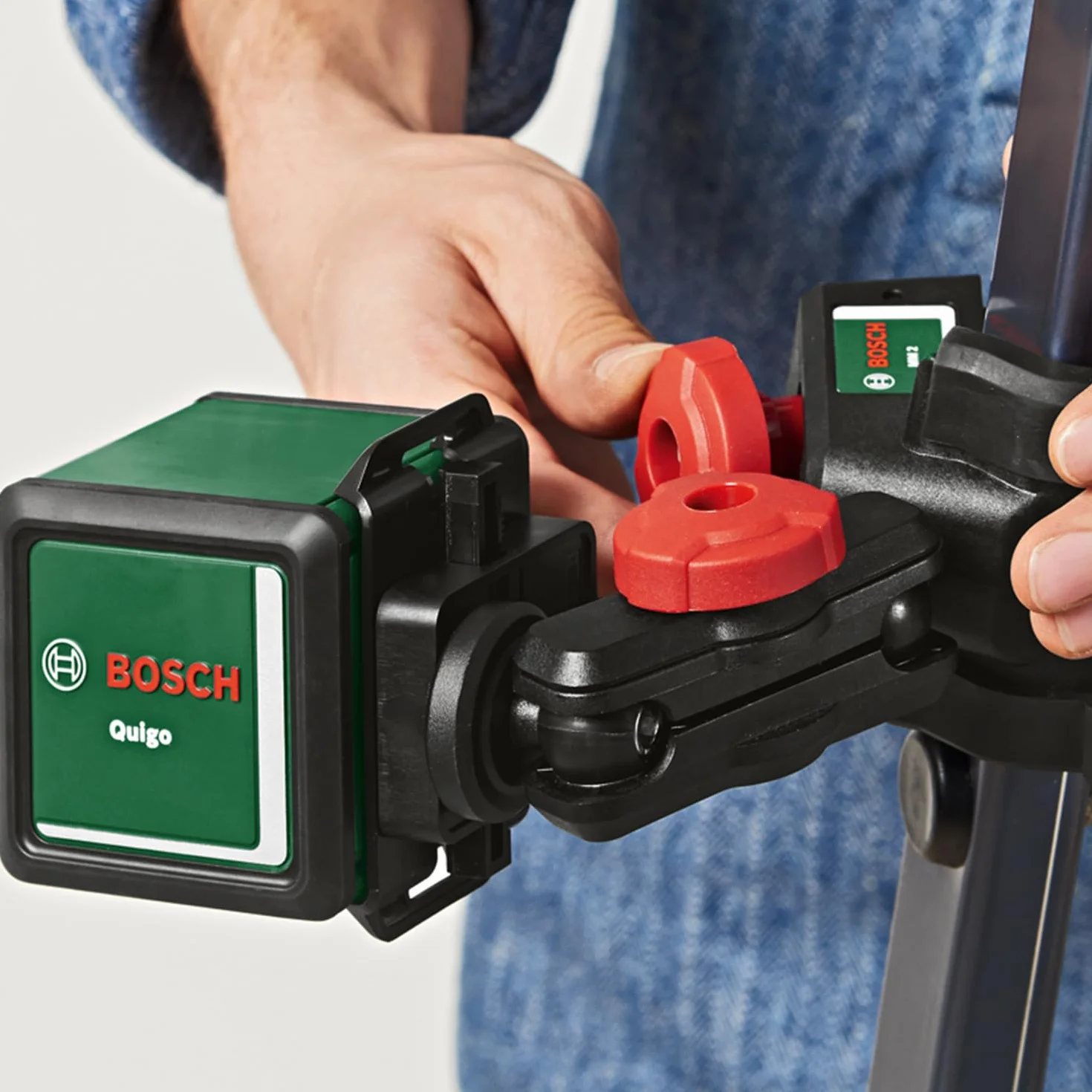 Bosch Laser krzyżowy Quigo z uchwytem MM 2 (łatwe i precyzyjne wyrównywanie elementów przy elastycznym pozycjonowaniu narzędzia dzięki zastosowaniu uniwersalnego uchwytu, opakowanie kartonowe)