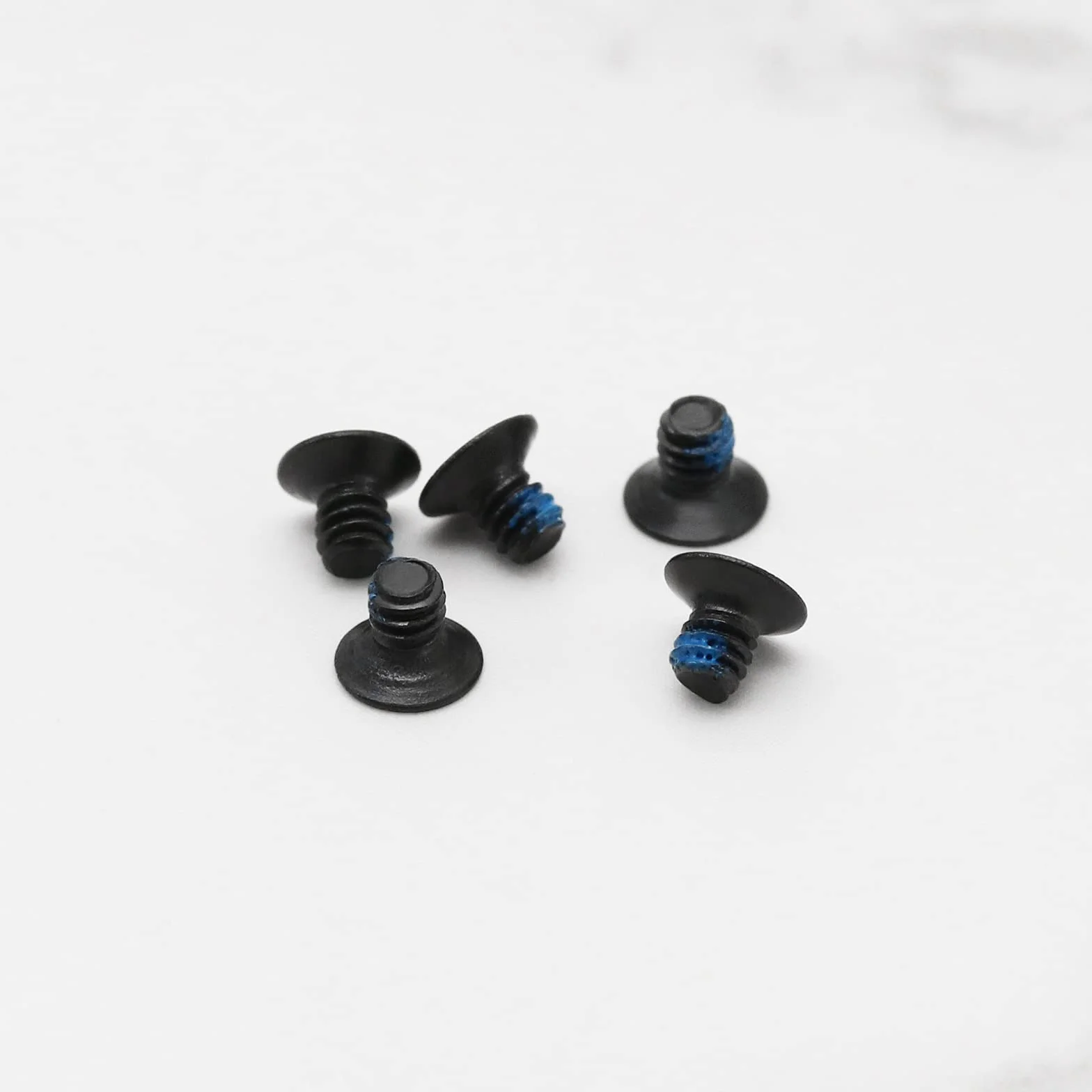 ECSiNG 20 szt. M2x3 Torx T5 śruby do dolnej obudowy laptopa ze śrubokrętem T5 Torx kompatybilne z Razer STEALTH 13,3 cala ostrze 15-calowe komponenty komputerowe ze stopu
