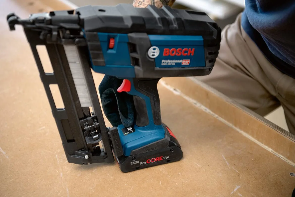Bosch Professional system 18V: akumulatorowa gwoździarka GNH 18V-64 (maks. gwoździ 1,6 mm, długość gwoździ 64 mm)