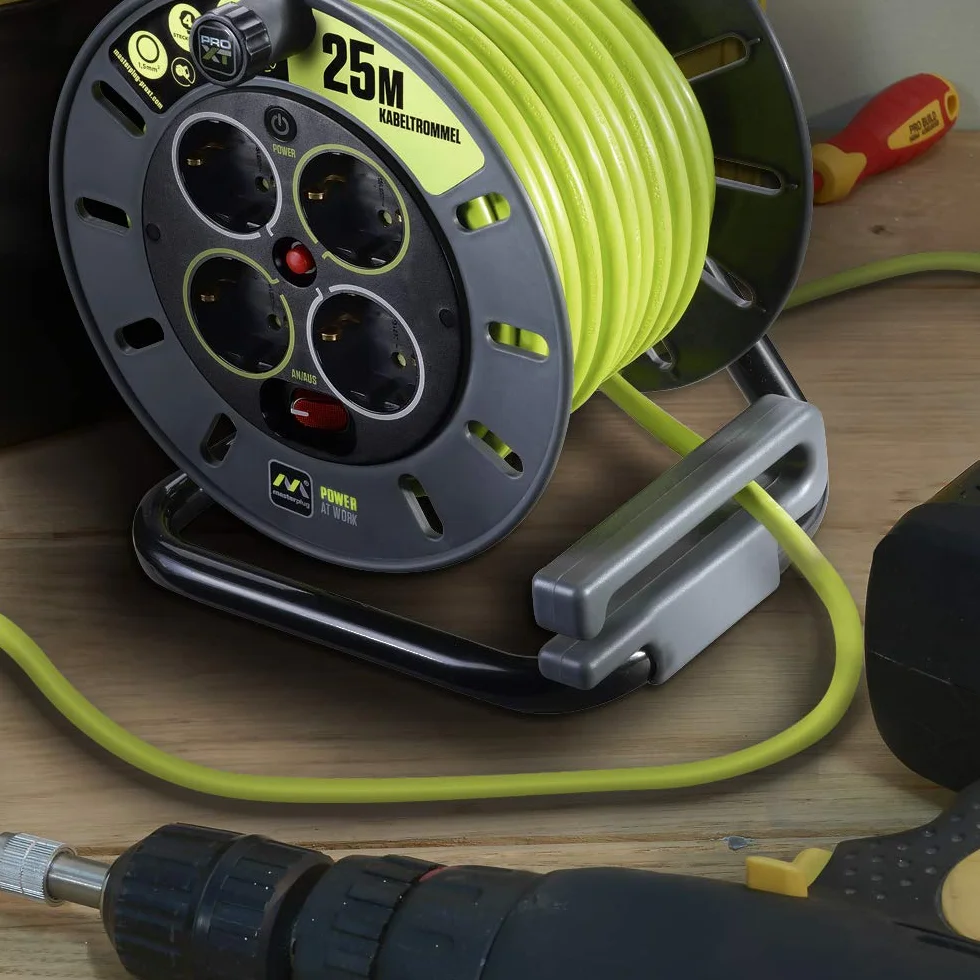 Masterplug Pro-XT Zawijarka kablowa 25 metrów, 4 Uniwersalne gniazda prolivalent: Bipasso, EU, Schuko, Przedłużacz elektryczny 16A, Wskaźnik LED, Kabel Wysokiej Widoczności