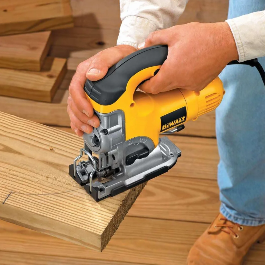 Dewalt DW331K-QS - Wyrzynarka 701w elektroniczna z zamkniętą pięścią + teczka