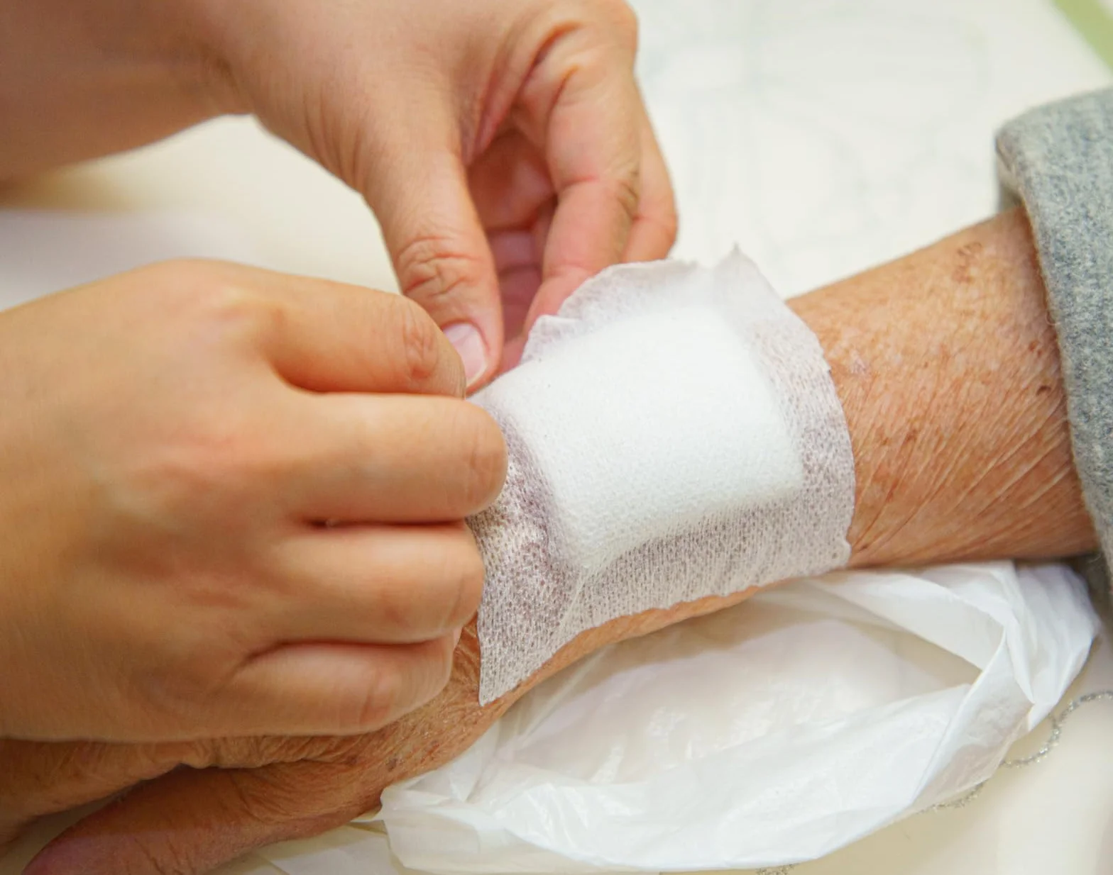 Plaster na ranę MaiMed stretch włóknina mocująca 15 cm x 10 m hipoalergiczna, biała, elastyczna włóknina mocująca 1 sztuka/pudełko