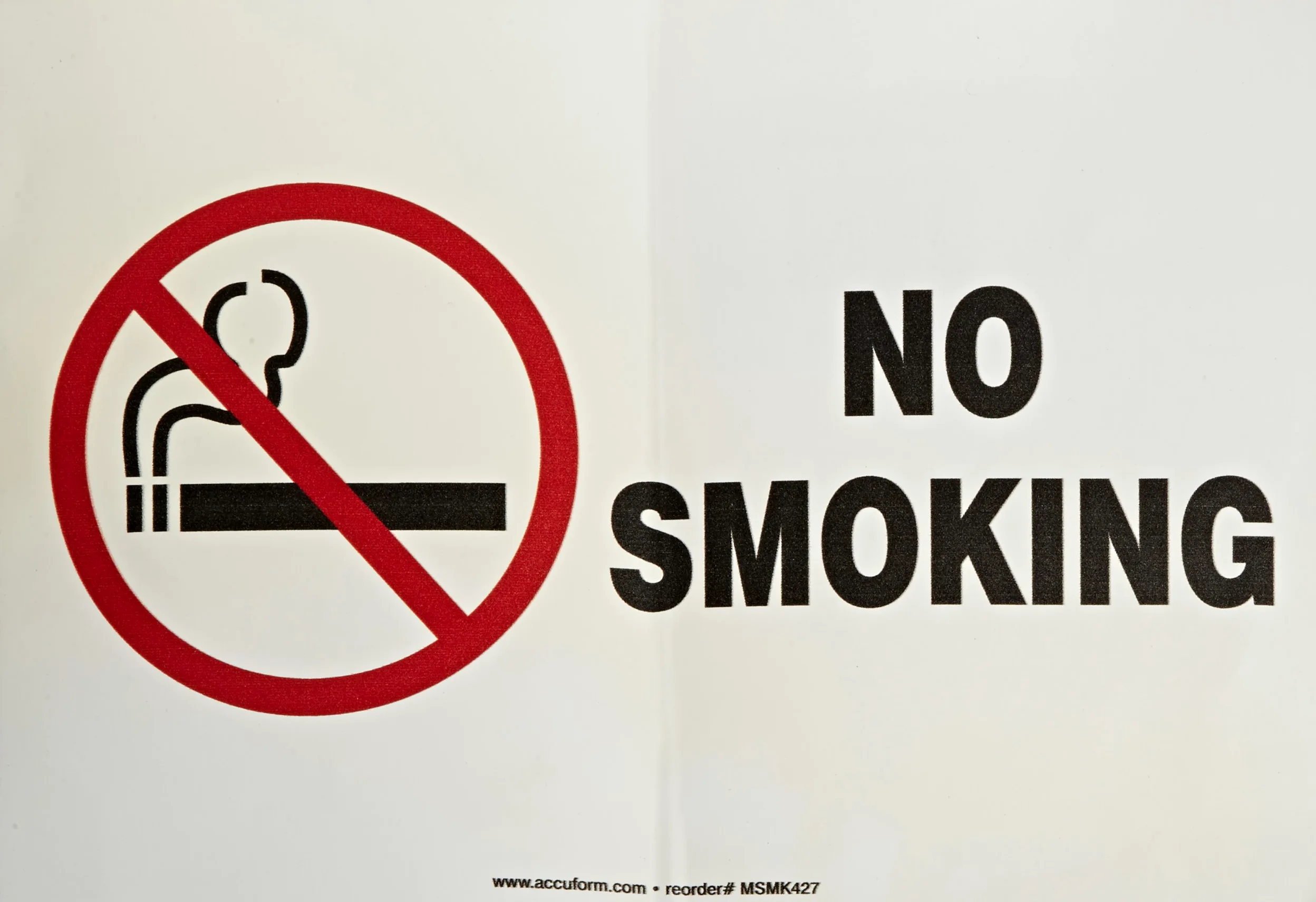 Accuform MSMK427VS samoprzylepny winylowy znak bezpieczeństwa, legenda "NO Smoking" z grafiką, 17,8 cm x 25,4 cm, czerwony/czarny na białym