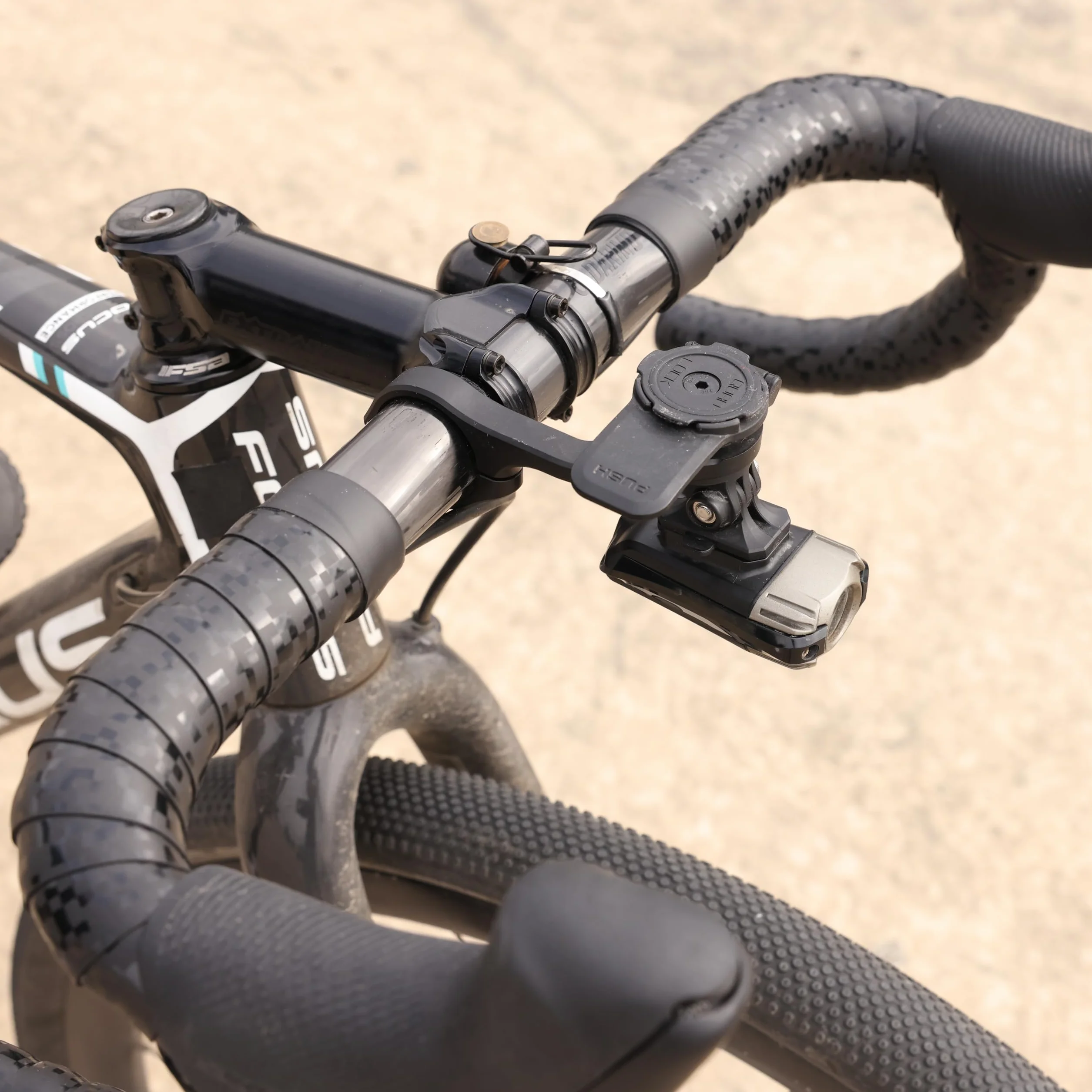 Quad Lock Out Front PRO uchwyt na kierownicę roweru na telefon iPhone 13 Pro MAG