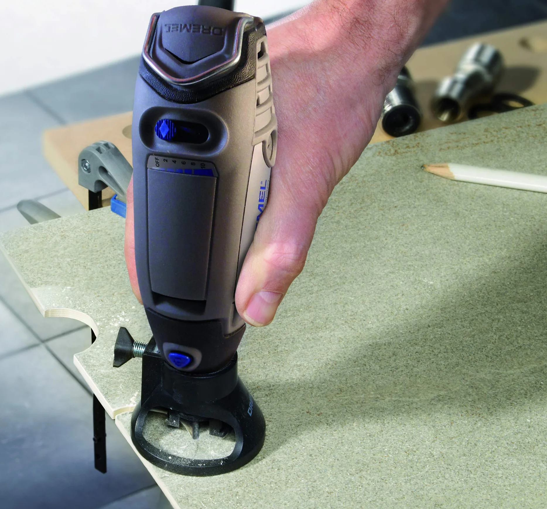 Dremel 566 Zestaw do cięcia płytek zestaw akcesoriów z prowadnicą do cięcia i spiralną końcówką tnącą do precyzyjnych cięć w płytkach ściennych