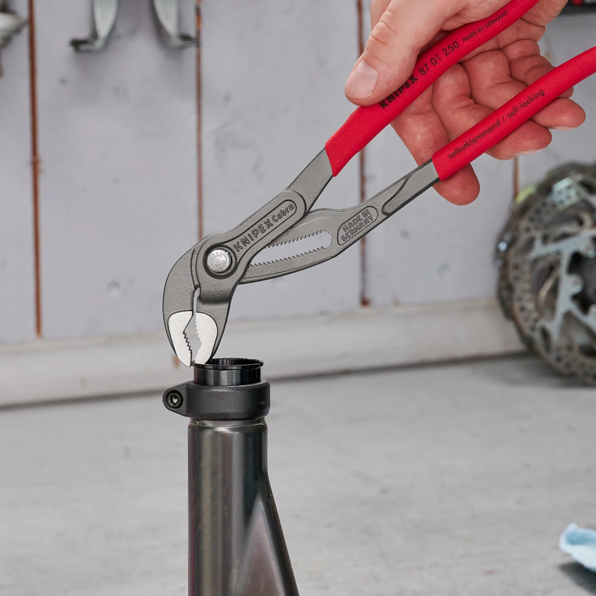 KNIPEX Cobra Szczypce nastawne do rur nowej generacji fosforanowana, szara pokryte antypoślizgowym tworzywem sztucznym 250 mm, 87 01 250