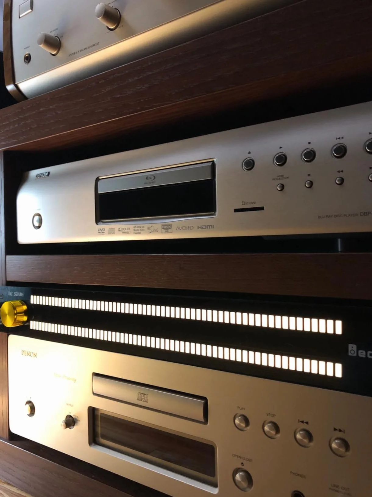 Decibelvibe TNZ SGVUM6 - miernik VU z wejściem/wyjściem RCA-Jack 3.5, wejście bezprzewodowe przez wbudowany mikrofon, 19 kolorów, do systemów audio HiFi, kina domowego, profesjonalnego sono, DJ (złoty