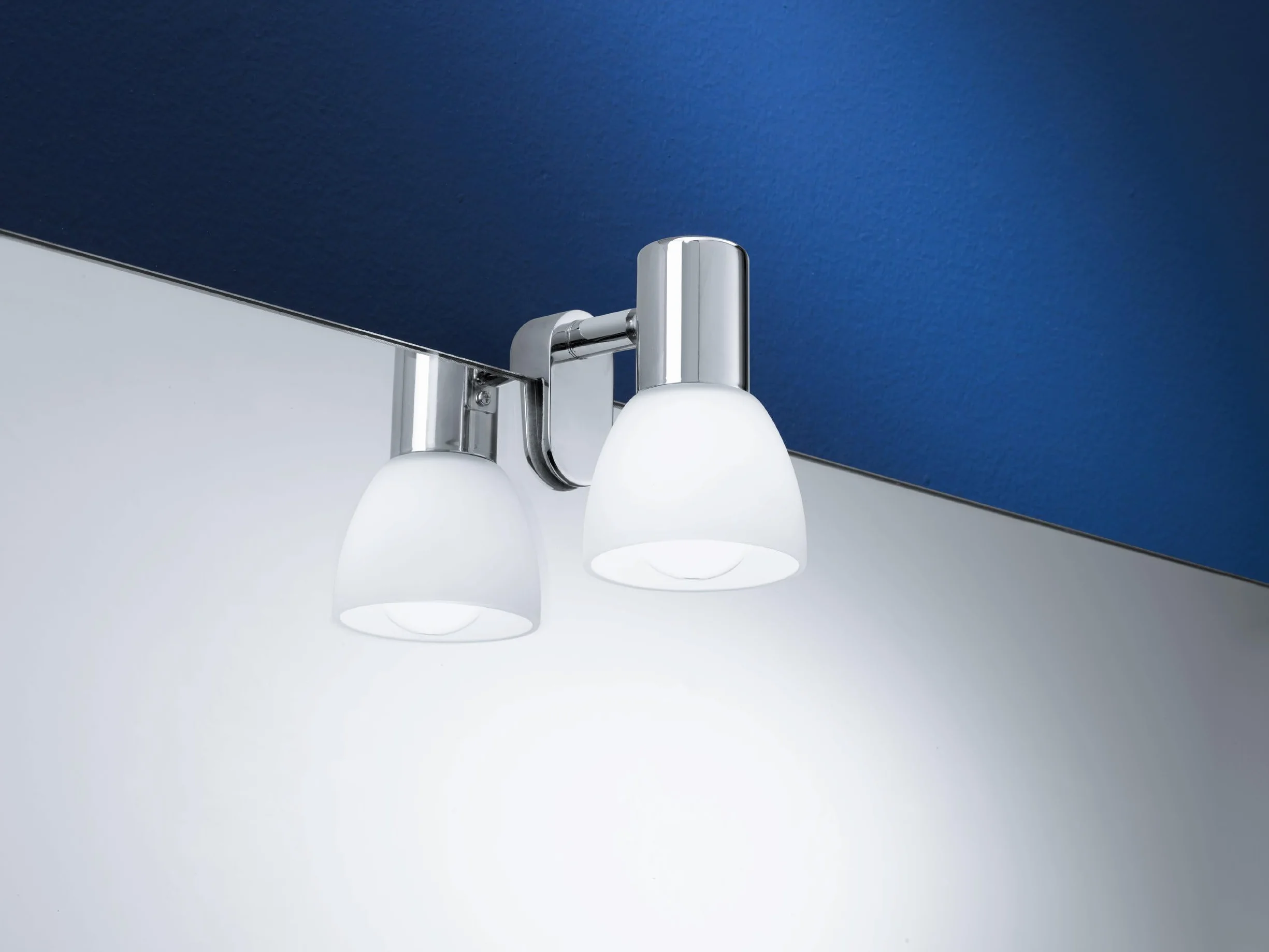 EGLO Naklejka na lustro, lampa ścienna, lampa lustra z metalu i matowego szkła opalowego, lampa łazienkowa w kolorze chromu, biała, lampa do wilgotnych pomieszczeń, IP20, oprawa E14