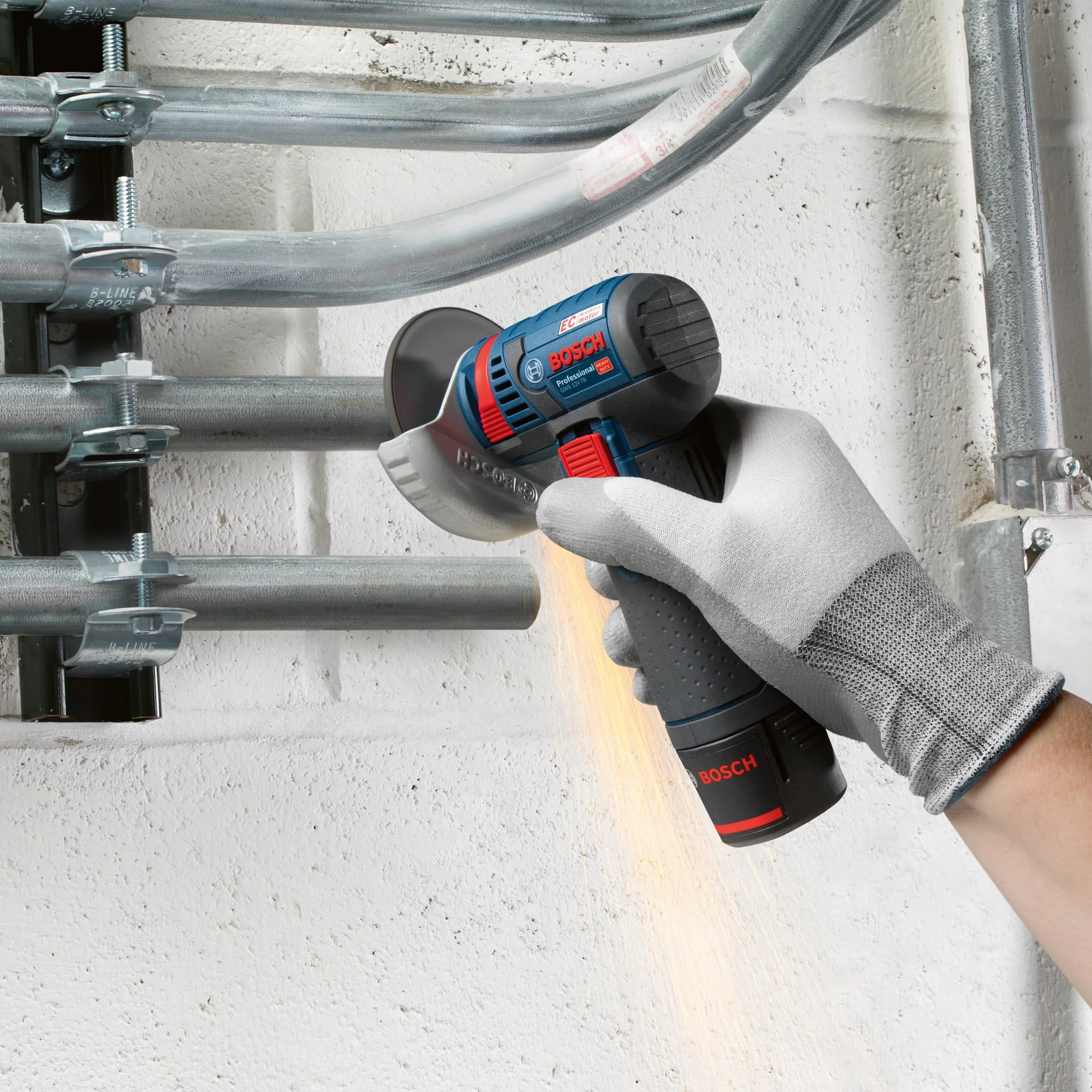 Bosch Professional system 12V: akumulatorowa szlifierka kątowa GWS 12V-76 (3 tarcze tnące, Ø tarczy: 76 mm, walizka L-BOXX)