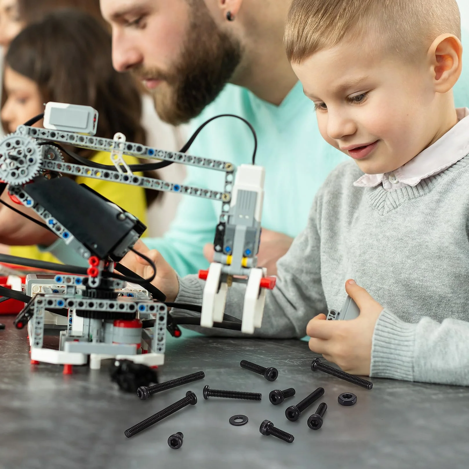Zestaw śrub M2.5, zestaw 840 śrub z łbem sześciokątnym ze śrubami z łbem stożkowym, śrubami z trzonem cylindrycznym, nakrętkami i podkładkami, stal węglowa
