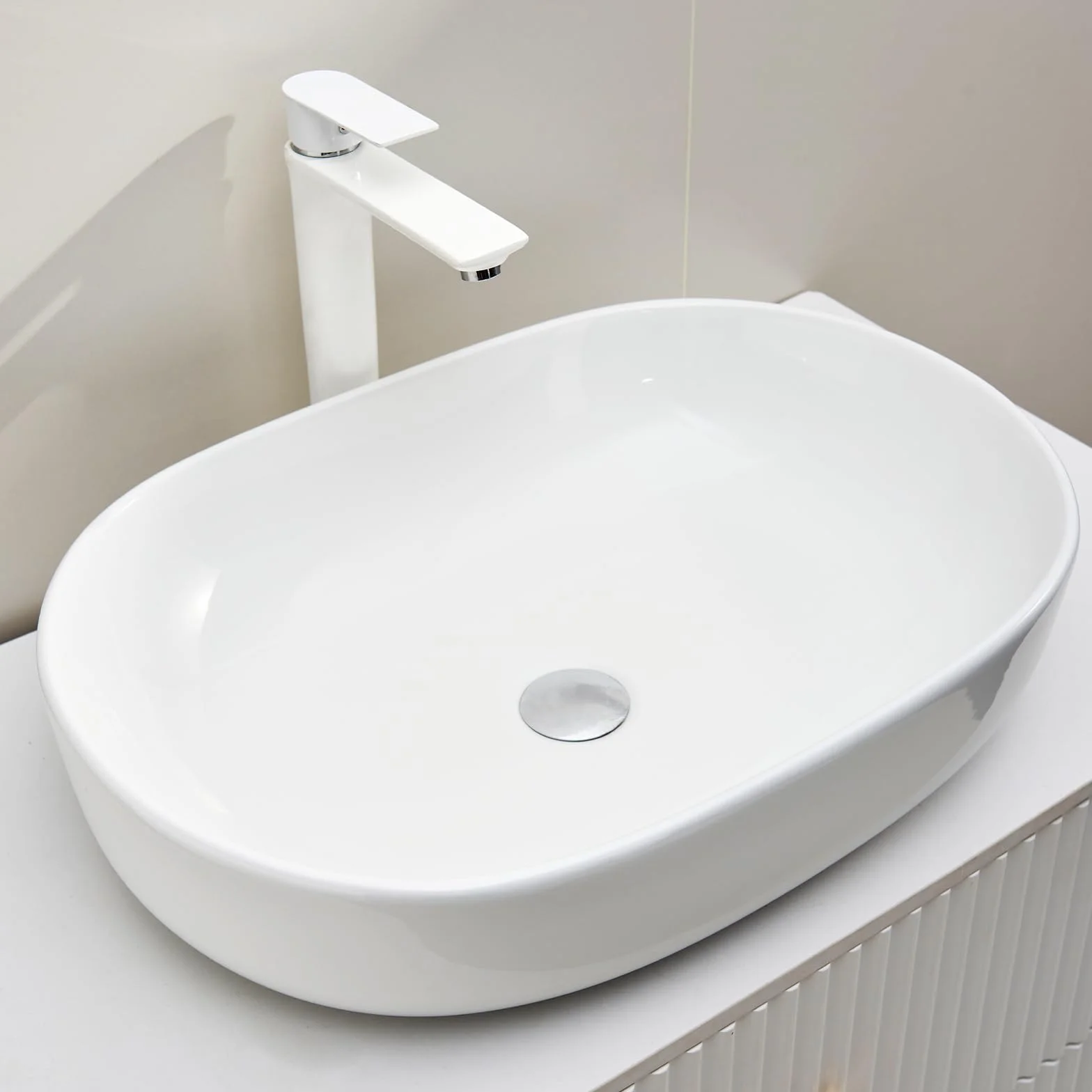 Umywalka owalna z wysokiej jakości ceramiki sanitarnej, 60 x 40 x 15 cm, umywalka nablatowa do łazienki i WC dla gości, umywalka bez otworu na kran i przelewu, biała (biała, 60 x 40 x 15 cm