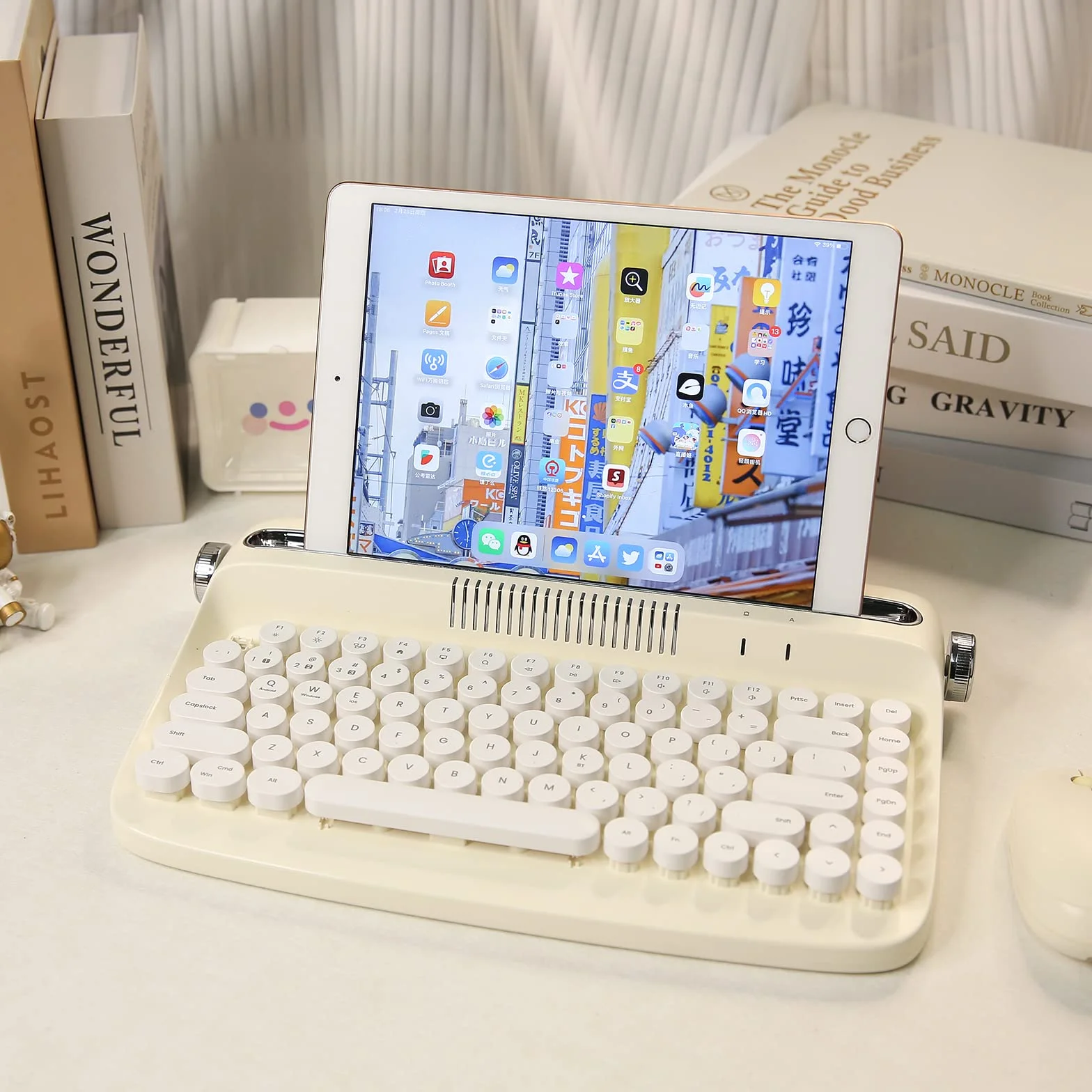 YUNZII ACTTO B303 bezprzewodowa klawiatura do pisania w stylu retro, klawiatura Bluetooth ze zintegrowanym stojakiem do wielu urządzeń, układ brytyjski (masło kości słoniowej)