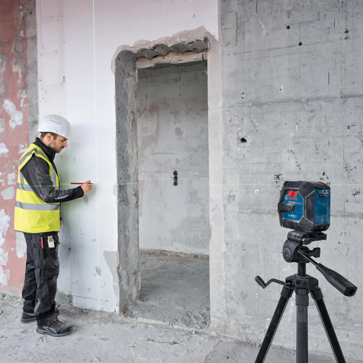 Bosch Professional Laser Liniowy GLL 20-22 G, Uchwyt LB 10, Zielona Wiązka Laserowa, Praca w Pomieszczeniach, Funkcja Dual Power Source, 2 Baterie 1,5 V LR6, Pokrowiec