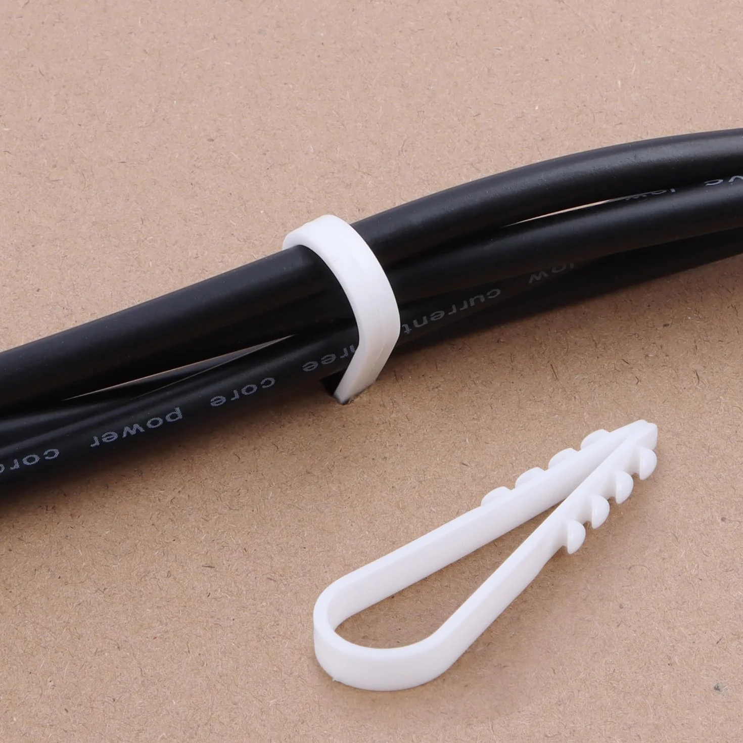 Klips do zaciskania kabli białe gwoździe 100 szt. kołki dociskowe do kabla 6-20 mm mocowanie kabli elektrycznych długość 55 mm do mocowania cegieł betonowych