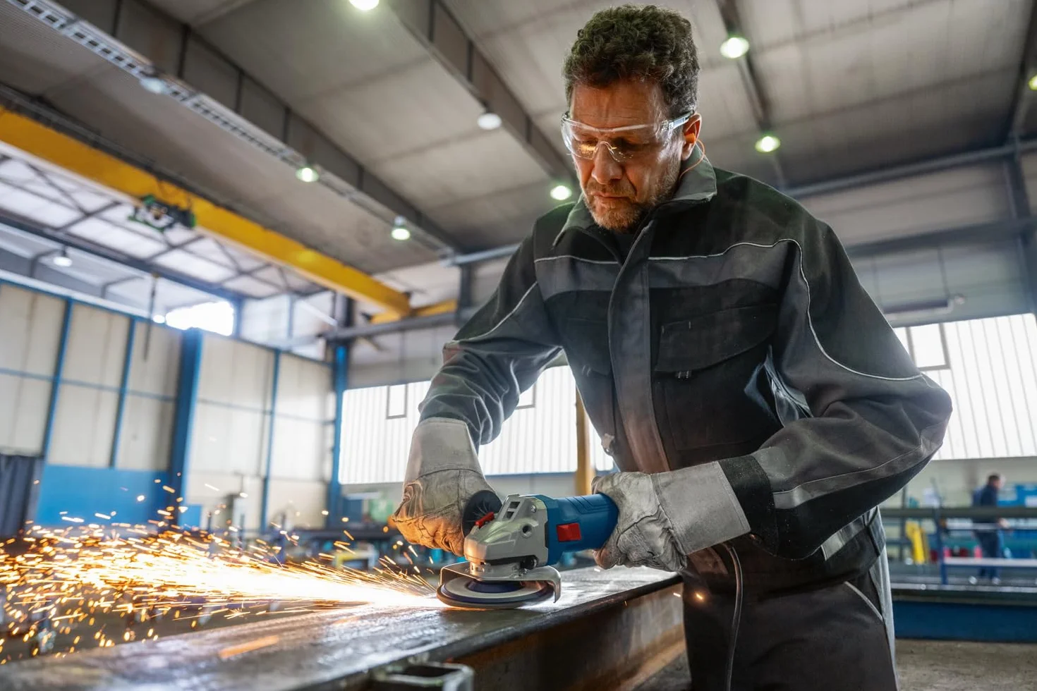 Bosch Professional: szlifierka kątowa GWS 12-125 (Ø tarczy: 125 mm, moc 1 200 W, zabezpieczenie przed ponownym rozruchem, pokrywa ochronna, nakrętka mocująca, standardowa rękojeść dodatkowa)